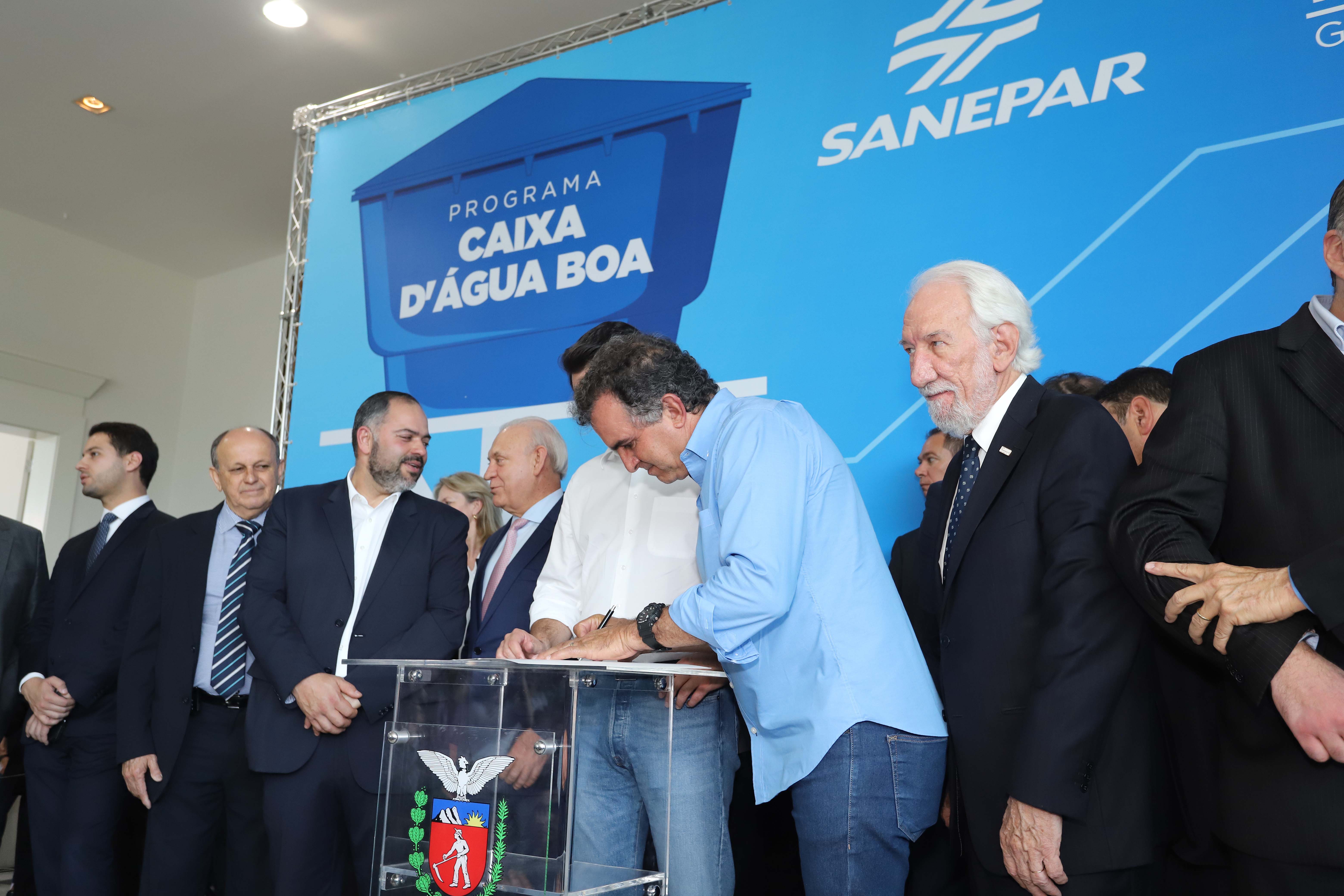 GOVERNADOR ANUNCIA EXPANSÃO DO PROGRAMA DE CAIXAS D?ÁGUA PARA FAMÍLIAS EM SITUAÇÃO DE VULNERABILIDADE SOCIAL. O governador Carlos Massa Ratinho Junior anunciou nesta segunda-feira (9) a expansão do programa que viabiliza instalação de caixas d'água em casas de famílias em situação de vulnerabilidade social. Participaram: secretários da Justiça, Família e Trabalho, Ney Leprevost; da Saúde, Beto Preto; presidente da Sanepar, Claudio Stabile; deputados estaduais; prefeitos; entre outras autoridades.Curitiba, 09-09-19.Foto: Arnaldo Alves / AEN.