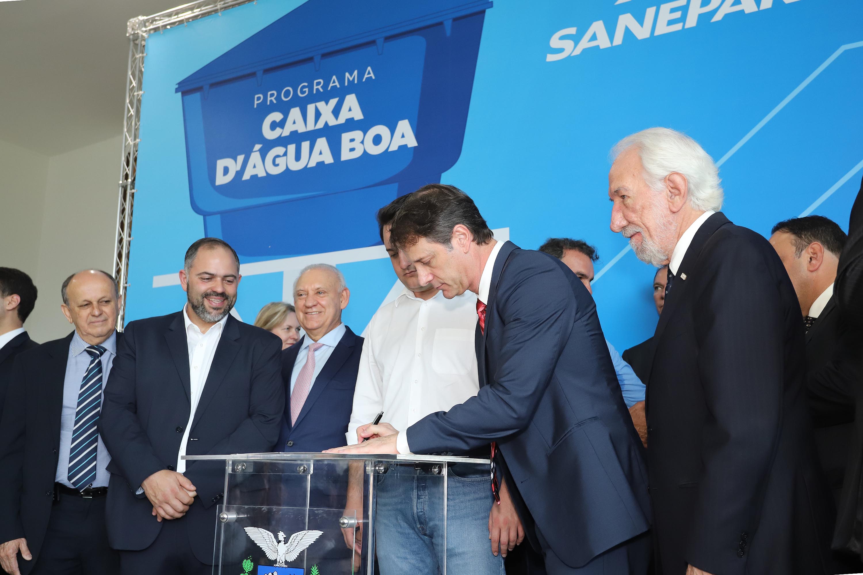 GOVERNADOR ANUNCIA EXPANSÃO DO PROGRAMA DE CAIXAS D?ÁGUA PARA FAMÍLIAS EM SITUAÇÃO DE VULNERABILIDADE SOCIAL. O governador Carlos Massa Ratinho Junior anunciou nesta segunda-feira (9) a expansão do programa que viabiliza instalação de caixas d'água em casas de famílias em situação de vulnerabilidade social. Participaram: secretários da Justiça, Família e Trabalho, Ney Leprevost; da Saúde, Beto Preto; presidente da Sanepar, Claudio Stabile; deputados estaduais; prefeitos; entre outras autoridades.Curitiba, 09-09-19.Foto: Arnaldo Alves / AEN.