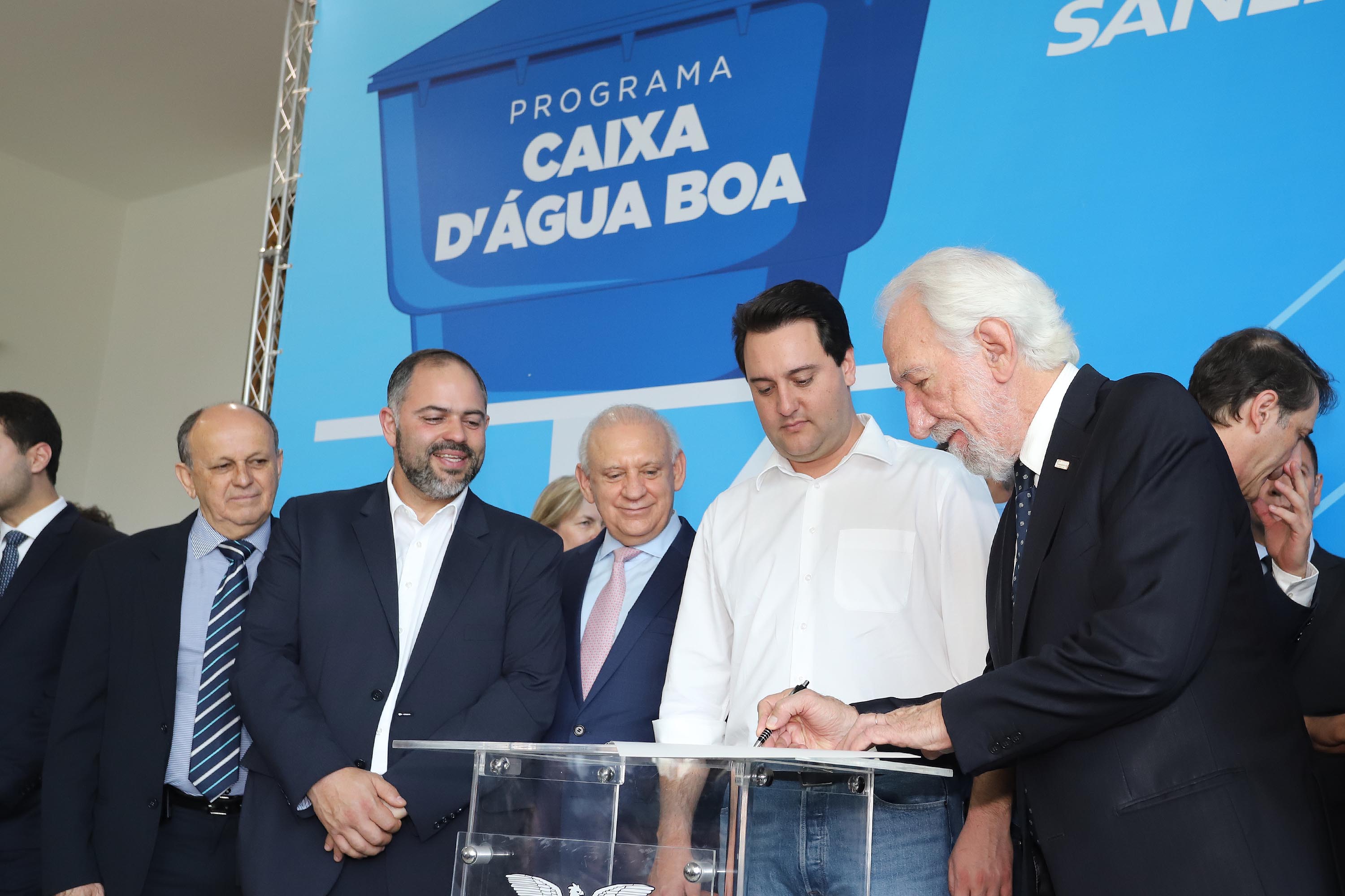 GOVERNADOR ANUNCIA EXPANSÃO DO PROGRAMA DE CAIXAS D?ÁGUA PARA FAMÍLIAS EM SITUAÇÃO DE VULNERABILIDADE SOCIAL. O governador Carlos Massa Ratinho Junior anunciou nesta segunda-feira (9) a expansão do programa que viabiliza instalação de caixas d'água em casas de famílias em situação de vulnerabilidade social. Participaram: secretários da Justiça, Família e Trabalho, Ney Leprevost; da Saúde, Beto Preto; presidente da Sanepar, Claudio Stabile; deputados estaduais; prefeitos; entre outras autoridades.Curitiba, 09-09-19.Foto: Arnaldo Alves / AEN.