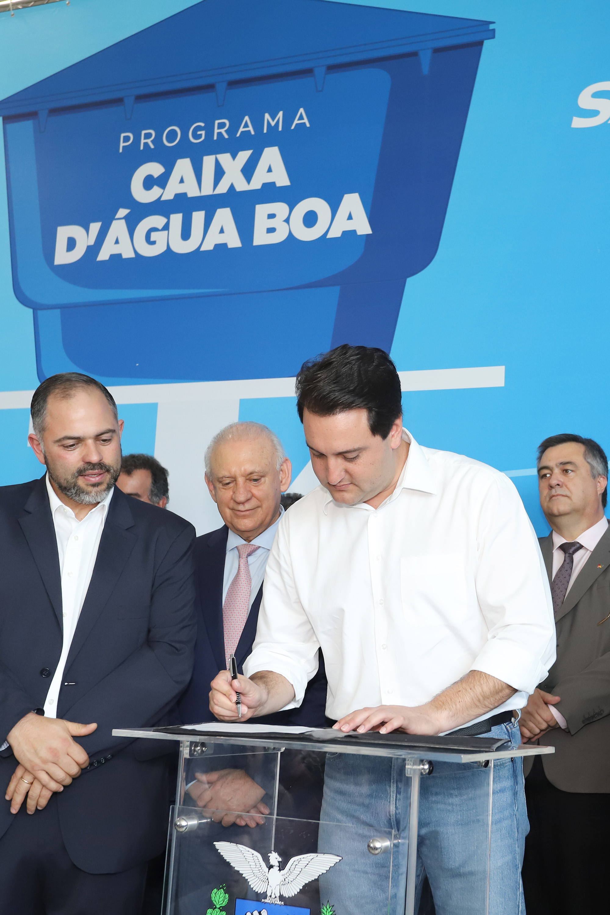 GOVERNADOR ANUNCIA EXPANSÃO DO PROGRAMA DE CAIXAS D?ÁGUA PARA FAMÍLIAS EM SITUAÇÃO DE VULNERABILIDADE SOCIAL. O governador Carlos Massa Ratinho Junior anunciou nesta segunda-feira (9) a expansão do programa que viabiliza instalação de caixas d'água em casas de famílias em situação de vulnerabilidade social. Participaram: secretários da Justiça, Família e Trabalho, Ney Leprevost; da Saúde, Beto Preto; presidente da Sanepar, Claudio Stabile; deputados estaduais; prefeitos; entre outras autoridades.Curitiba, 09-09-19.Foto: Arnaldo Alves / AEN.