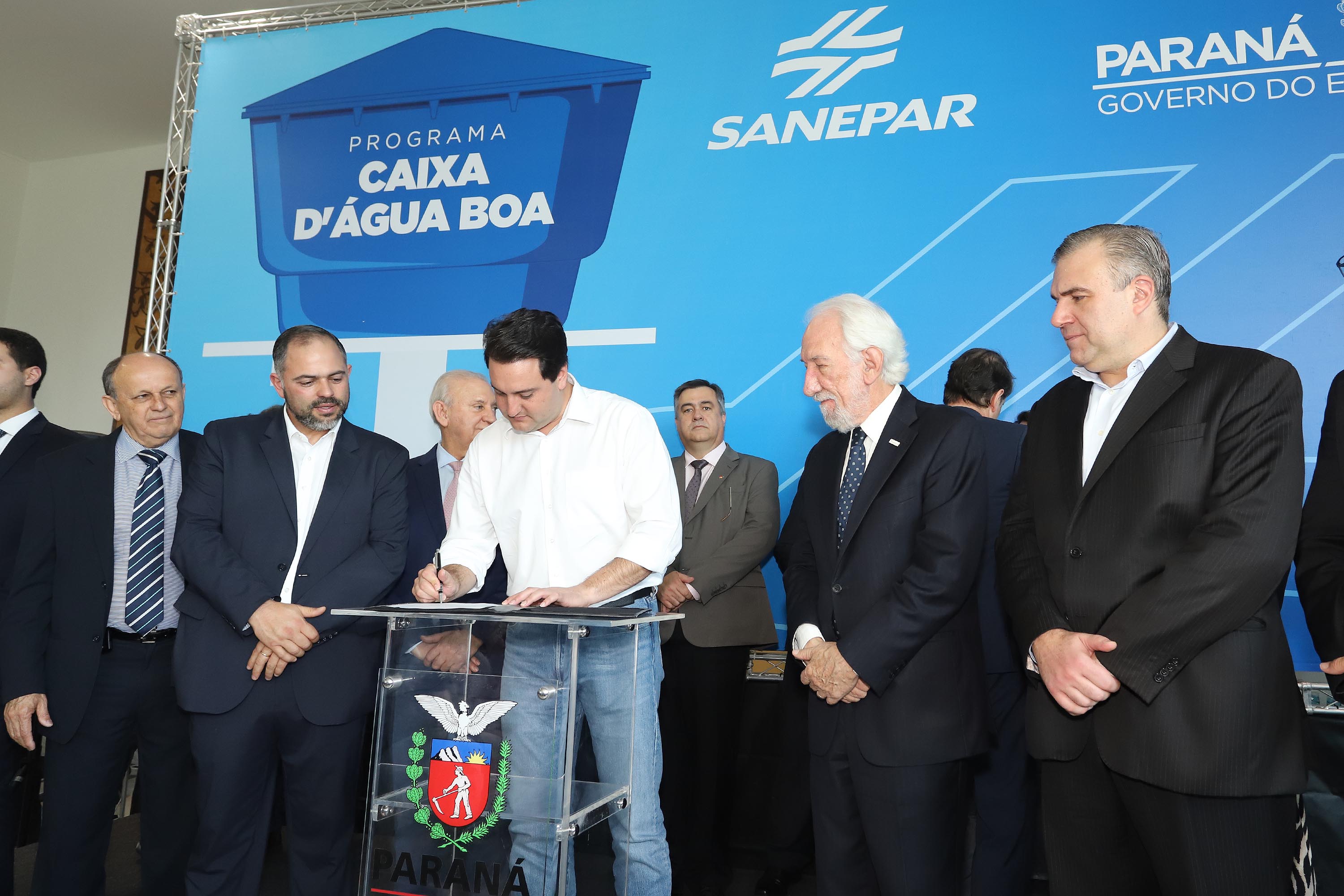 GOVERNADOR ANUNCIA EXPANSÃO DO PROGRAMA DE CAIXAS D?ÁGUA PARA FAMÍLIAS EM SITUAÇÃO DE VULNERABILIDADE SOCIAL. O governador Carlos Massa Ratinho Junior anunciou nesta segunda-feira (9) a expansão do programa que viabiliza instalação de caixas d'água em casas de famílias em situação de vulnerabilidade social. Participaram: secretários da Justiça, Família e Trabalho, Ney Leprevost; da Saúde, Beto Preto; presidente da Sanepar, Claudio Stabile; deputados estaduais; prefeitos; entre outras autoridades.Curitiba, 09-09-19.Foto: Arnaldo Alves / AEN.