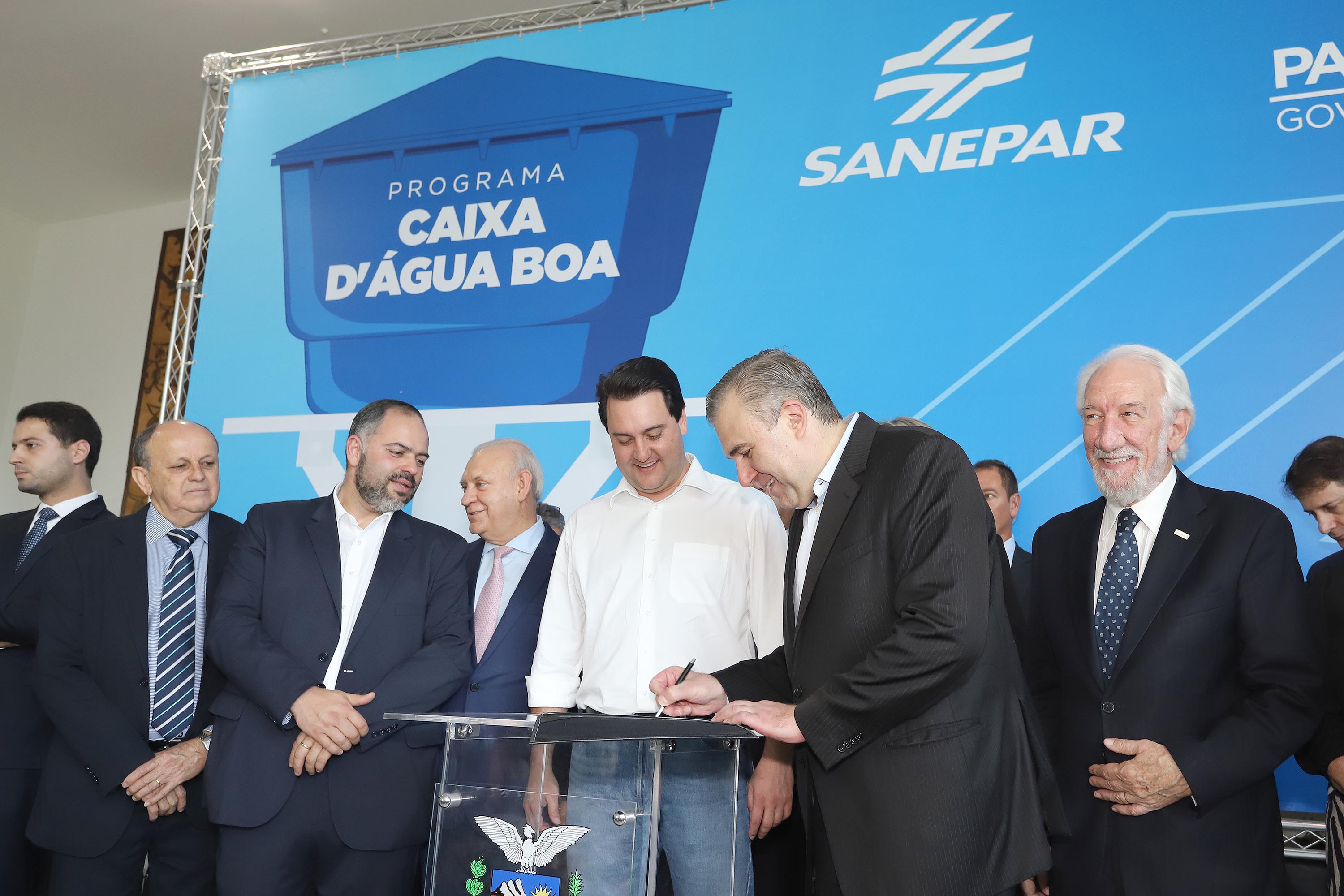 GOVERNADOR ANUNCIA EXPANSÃO DO PROGRAMA DE CAIXAS D?ÁGUA PARA FAMÍLIAS EM SITUAÇÃO DE VULNERABILIDADE SOCIAL. O governador Carlos Massa Ratinho Junior anunciou nesta segunda-feira (9) a expansão do programa que viabiliza instalação de caixas d'água em casas de famílias em situação de vulnerabilidade social. Participaram: secretários da Justiça, Família e Trabalho, Ney Leprevost; da Saúde, Beto Preto; presidente da Sanepar, Claudio Stabile; deputados estaduais; prefeitos; entre outras autoridades.Curitiba, 09-09-19.Foto: Arnaldo Alves / AEN.