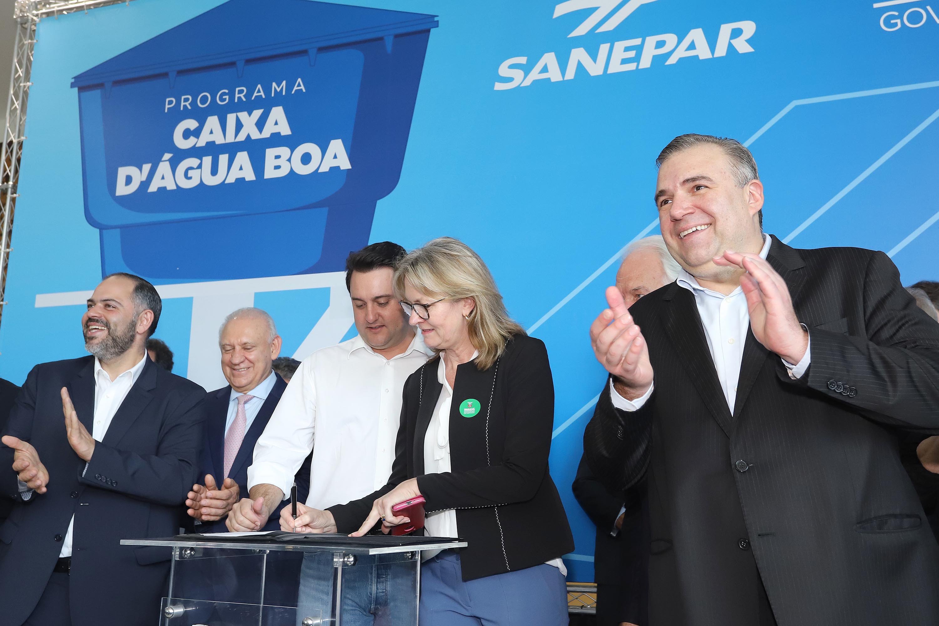 GOVERNADOR ANUNCIA EXPANSÃO DO PROGRAMA DE CAIXAS D?ÁGUA PARA FAMÍLIAS EM SITUAÇÃO DE VULNERABILIDADE SOCIAL. O governador Carlos Massa Ratinho Junior anunciou nesta segunda-feira (9) a expansão do programa que viabiliza instalação de caixas d'água em casas de famílias em situação de vulnerabilidade social. Participaram: secretários da Justiça, Família e Trabalho, Ney Leprevost; da Saúde, Beto Preto; presidente da Sanepar, Claudio Stabile; deputados estaduais; prefeitos; entre outras autoridades.Curitiba, 09-09-19.Foto: Arnaldo Alves / AEN.