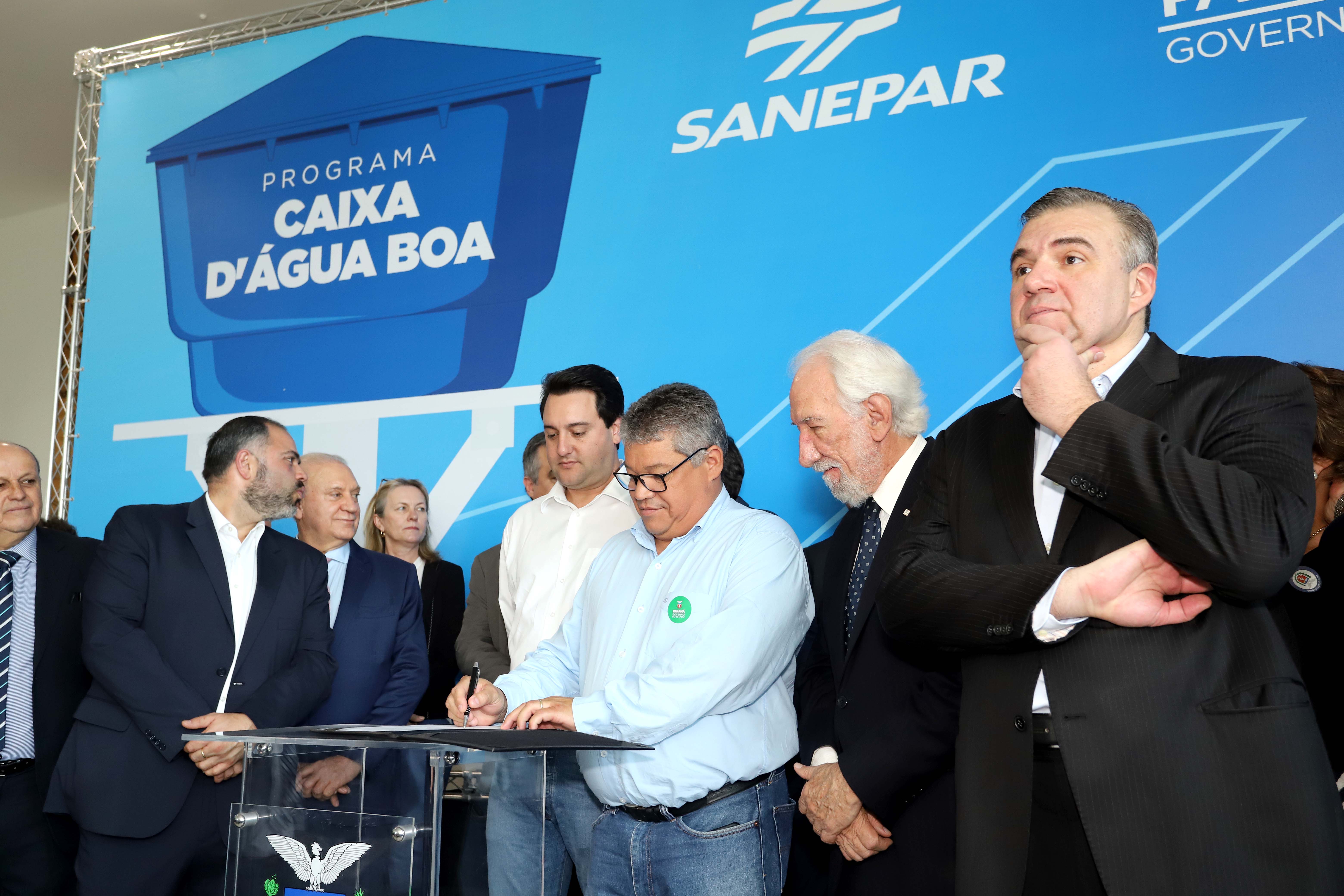 GOVERNADOR ANUNCIA EXPANSÃO DO PROGRAMA DE CAIXAS D?ÁGUA PARA FAMÍLIAS EM SITUAÇÃO DE VULNERABILIDADE SOCIAL. O governador Carlos Massa Ratinho Junior anunciou nesta segunda-feira (9) a expansão do programa que viabiliza instalação de caixas d'água em casas de famílias em situação de vulnerabilidade social. Participaram: secretários da Justiça, Família e Trabalho, Ney Leprevost; da Saúde, Beto Preto; presidente da Sanepar, Claudio Stabile; deputados estaduais; prefeitos; entre outras autoridades.Curitiba, 09-09-19.Foto: Arnaldo Alves / AEN.