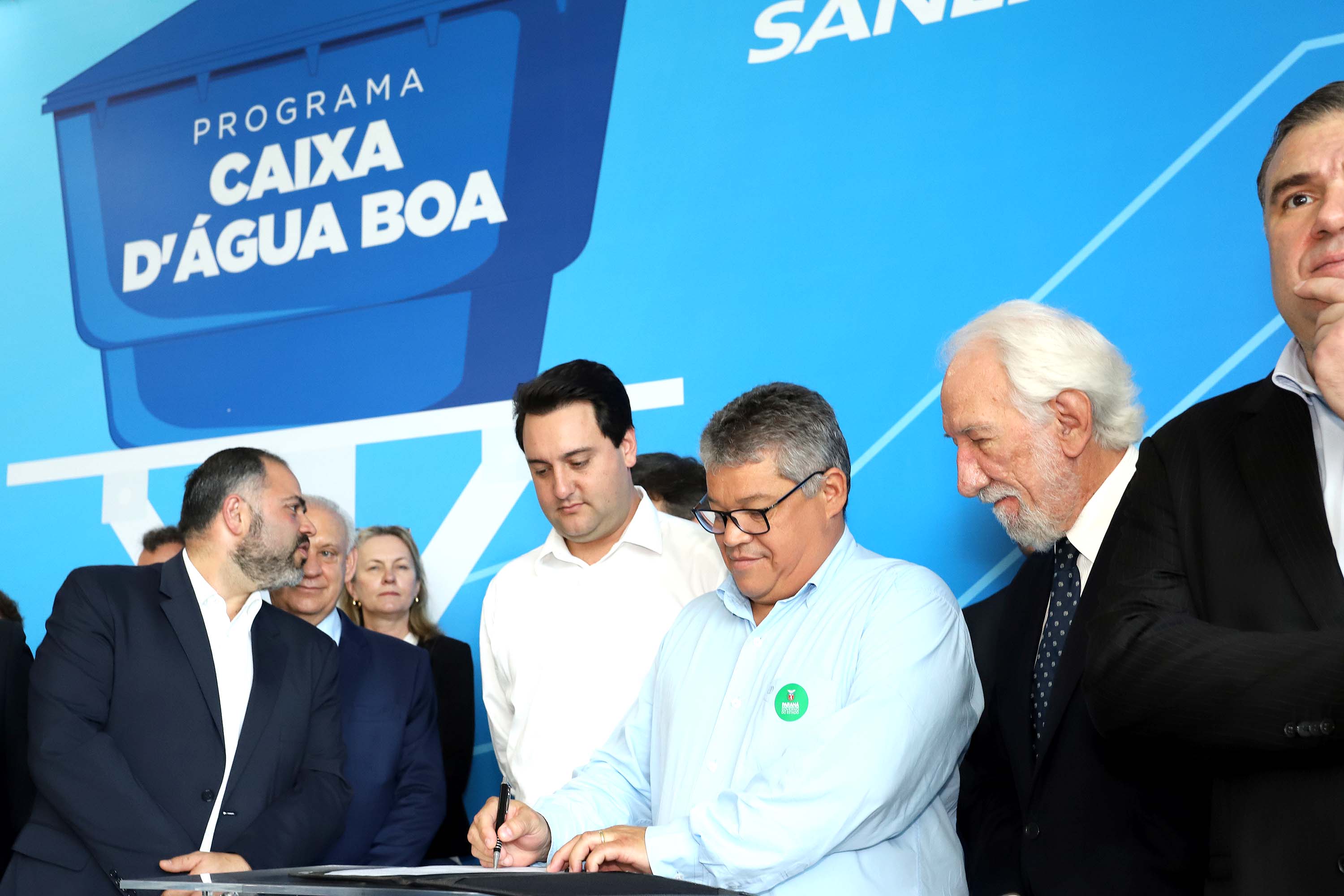 GOVERNADOR ANUNCIA EXPANSÃO DO PROGRAMA DE CAIXAS D?ÁGUA PARA FAMÍLIAS EM SITUAÇÃO DE VULNERABILIDADE SOCIAL. O governador Carlos Massa Ratinho Junior anunciou nesta segunda-feira (9) a expansão do programa que viabiliza instalação de caixas d'água em casas de famílias em situação de vulnerabilidade social. Participaram: secretários da Justiça, Família e Trabalho, Ney Leprevost; da Saúde, Beto Preto; presidente da Sanepar, Claudio Stabile; deputados estaduais; prefeitos; entre outras autoridades.Curitiba, 09-09-19.Foto: Arnaldo Alves / AEN.