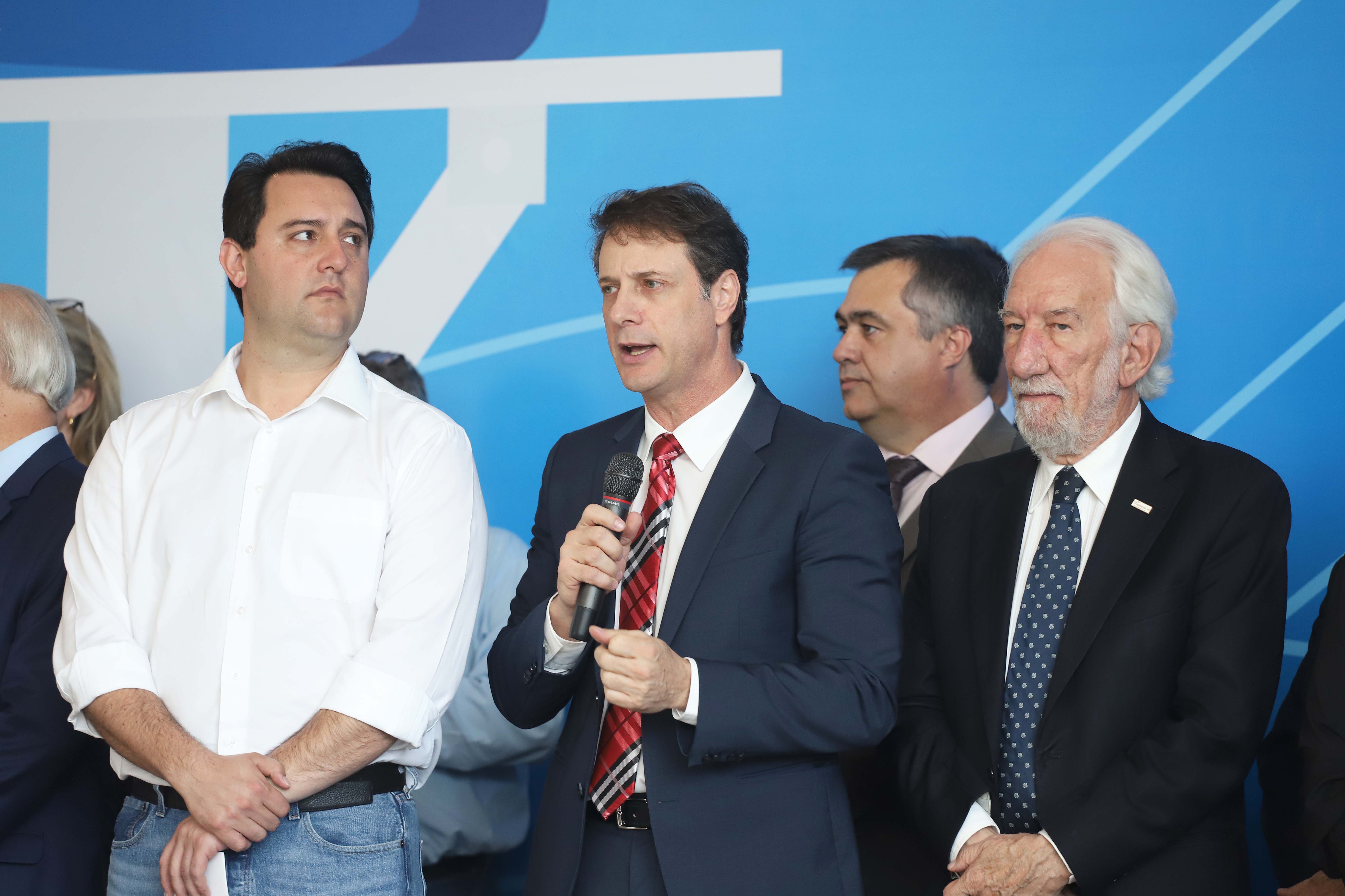 GOVERNADOR ANUNCIA EXPANSÃO DO PROGRAMA DE CAIXAS D?ÁGUA PARA FAMÍLIAS EM SITUAÇÃO DE VULNERABILIDADE SOCIAL. O governador Carlos Massa Ratinho Junior anunciou nesta segunda-feira (9) a expansão do programa que viabiliza instalação de caixas d'água em casas de famílias em situação de vulnerabilidade social. Participaram: secretários da Justiça, Família e Trabalho, Ney Leprevost; da Saúde, Beto Preto; presidente da Sanepar, Claudio Stabile; deputados estaduais; prefeitos; entre outras autoridades.Curitiba, 09-09-19.Foto: Arnaldo Alves / AEN.