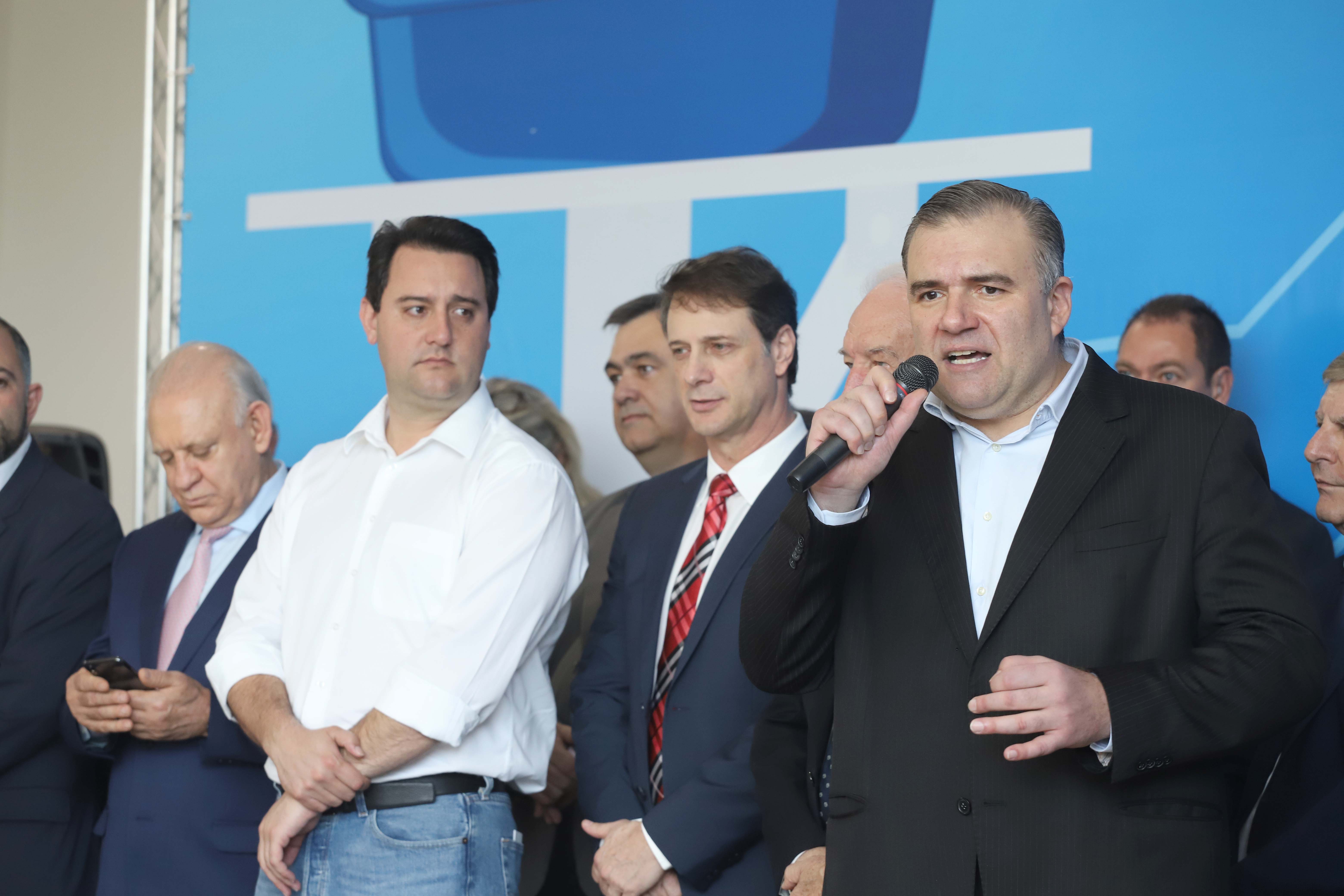 GOVERNADOR ANUNCIA EXPANSÃO DO PROGRAMA DE CAIXAS D?ÁGUA PARA FAMÍLIAS EM SITUAÇÃO DE VULNERABILIDADE SOCIAL. O governador Carlos Massa Ratinho Junior anunciou nesta segunda-feira (9) a expansão do programa que viabiliza instalação de caixas d'água em casas de famílias em situação de vulnerabilidade social. Participaram: secretários da Justiça, Família e Trabalho, Ney Leprevost; da Saúde, Beto Preto; presidente da Sanepar, Claudio Stabile; deputados estaduais; prefeitos; entre outras autoridades.Curitiba, 09-09-19.Foto: Arnaldo Alves / AEN.