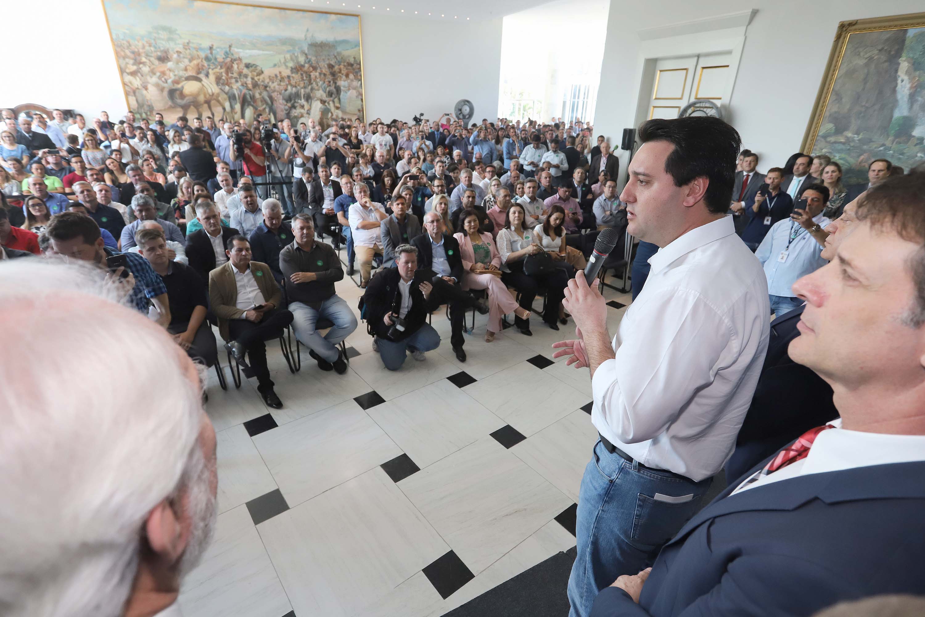 GOVERNADOR ANUNCIA EXPANSÃO DO PROGRAMA DE CAIXAS D?ÁGUA PARA FAMÍLIAS EM SITUAÇÃO DE VULNERABILIDADE SOCIAL. O governador Carlos Massa Ratinho Junior anunciou nesta segunda-feira (9) a expansão do programa que viabiliza instalação de caixas d'água em casas de famílias em situação de vulnerabilidade social. Participaram: secretários da Justiça, Família e Trabalho, Ney Leprevost; da Saúde, Beto Preto; presidente da Sanepar, Claudio Stabile; deputados estaduais; prefeitos; entre outras autoridades.Curitiba, 09-09-19.Foto: Arnaldo Alves / AEN.
