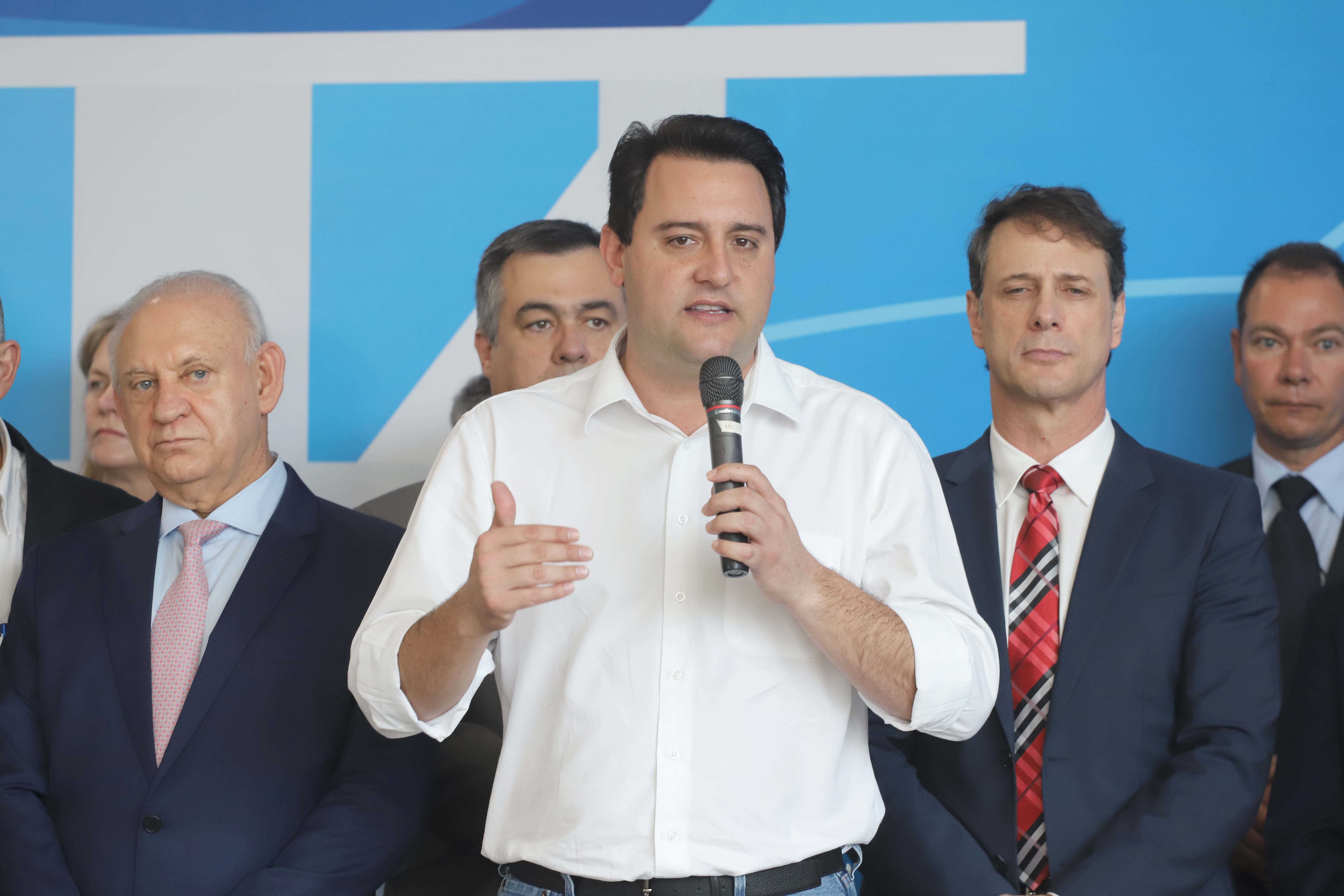GOVERNADOR ANUNCIA EXPANSÃO DO PROGRAMA DE CAIXAS D?ÁGUA PARA FAMÍLIAS EM SITUAÇÃO DE VULNERABILIDADE SOCIAL. O governador Carlos Massa Ratinho Junior anunciou nesta segunda-feira (9) a expansão do programa que viabiliza instalação de caixas d'água em casas de famílias em situação de vulnerabilidade social. Participaram: secretários da Justiça, Família e Trabalho, Ney Leprevost; da Saúde, Beto Preto; presidente da Sanepar, Claudio Stabile; deputados estaduais; prefeitos; entre outras autoridades.Curitiba, 09-09-19.Foto: Arnaldo Alves / AEN.