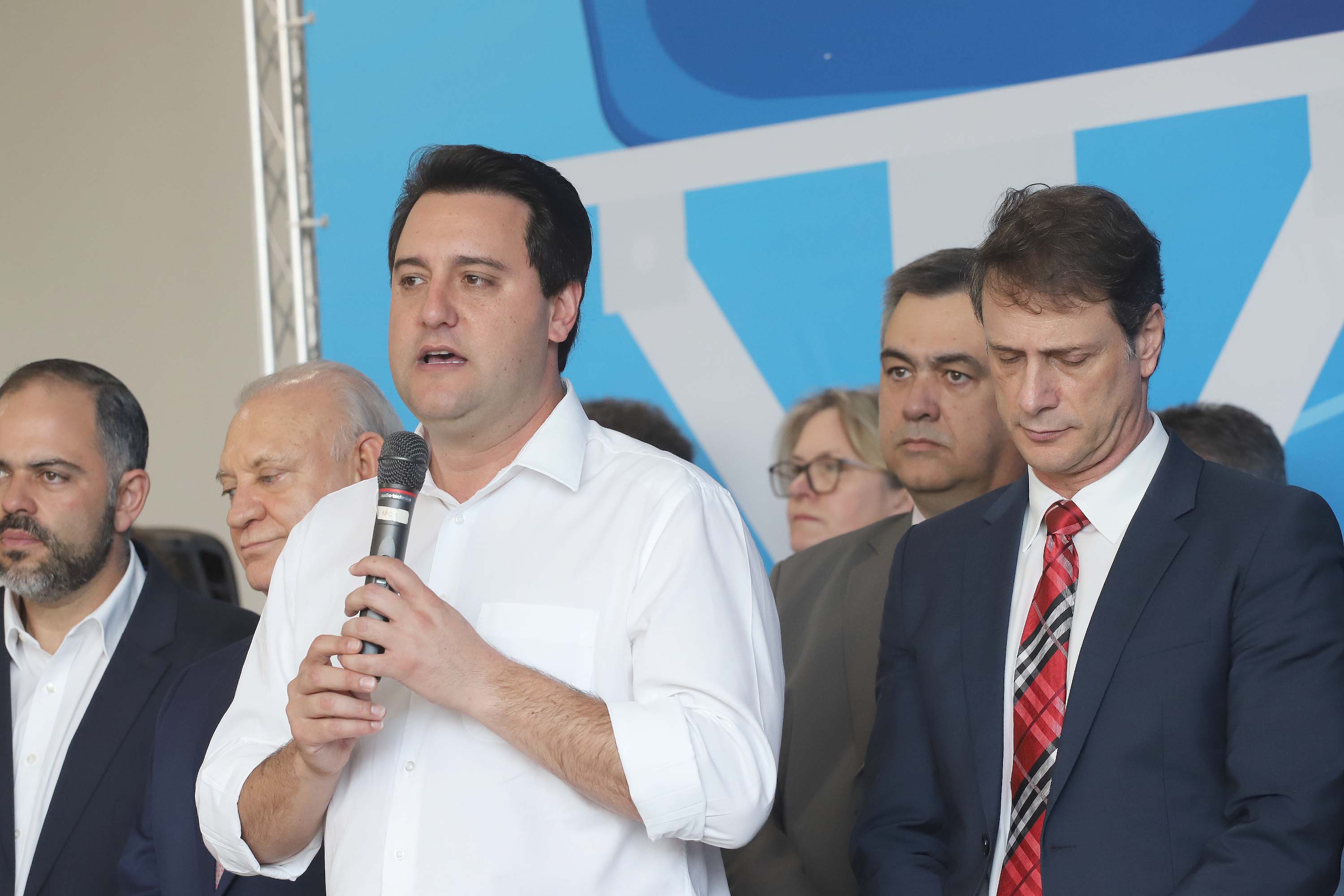 GOVERNADOR ANUNCIA EXPANSÃO DO PROGRAMA DE CAIXAS D?ÁGUA PARA FAMÍLIAS EM SITUAÇÃO DE VULNERABILIDADE SOCIAL. O governador Carlos Massa Ratinho Junior anunciou nesta segunda-feira (9) a expansão do programa que viabiliza instalação de caixas d'água em casas de famílias em situação de vulnerabilidade social. Participaram: secretários da Justiça, Família e Trabalho, Ney Leprevost; da Saúde, Beto Preto; presidente da Sanepar, Claudio Stabile; deputados estaduais; prefeitos; entre outras autoridades.Curitiba, 09-09-19.Foto: Arnaldo Alves / AEN.