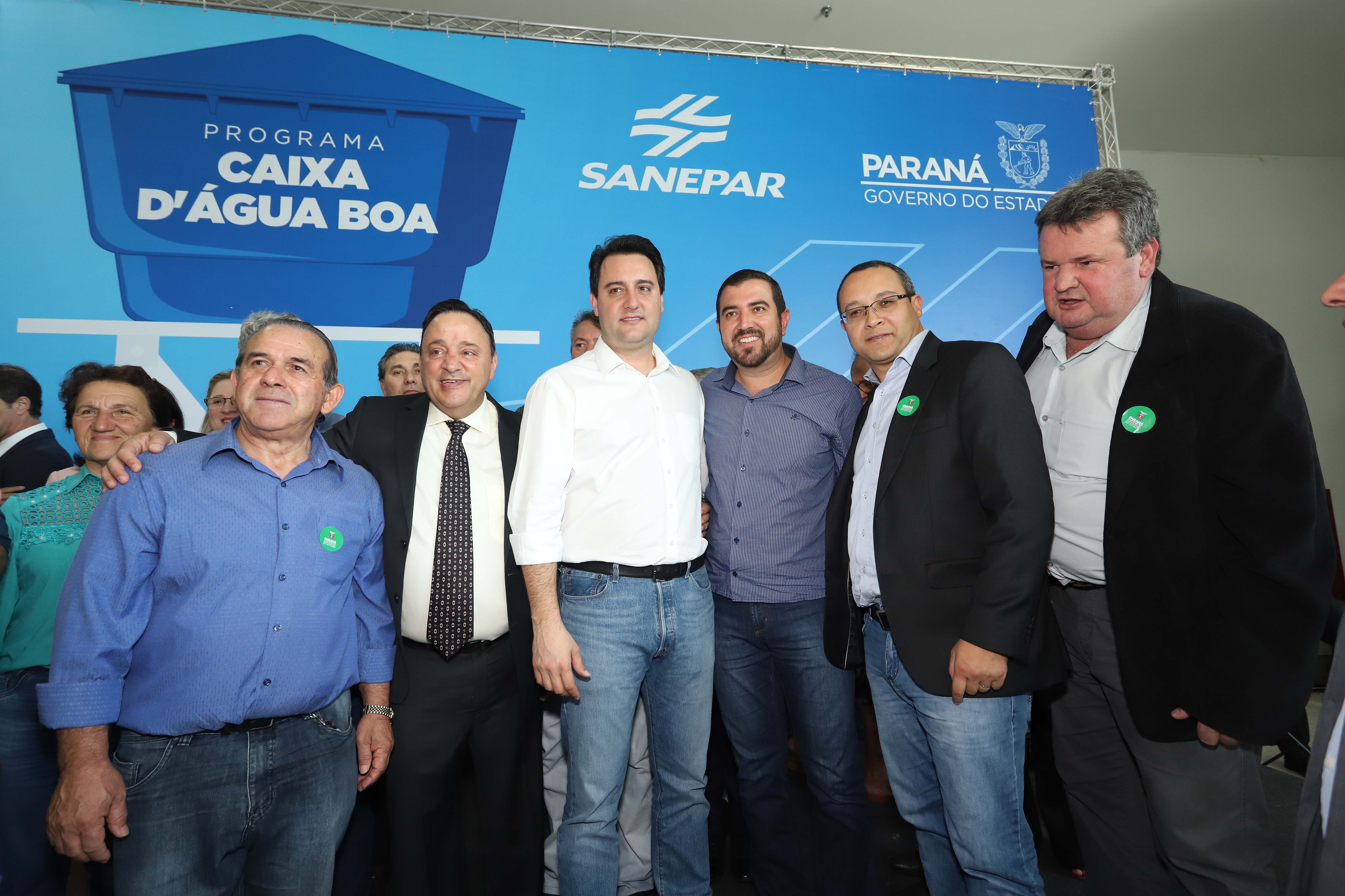 GOVERNADOR ANUNCIA EXPANSÃO DO PROGRAMA DE CAIXAS D?ÁGUA PARA FAMÍLIAS EM SITUAÇÃO DE VULNERABILIDADE SOCIAL. O governador Carlos Massa Ratinho Junior anunciou nesta segunda-feira (9) a expansão do programa que viabiliza instalação de caixas d'água em casas de famílias em situação de vulnerabilidade social. Participaram: secretários da Justiça, Família e Trabalho, Ney Leprevost; da Saúde, Beto Preto; presidente da Sanepar, Claudio Stabile; deputados estaduais; prefeitos; entre outras autoridades.Curitiba, 09-09-19.Foto: Arnaldo Alves / AEN.