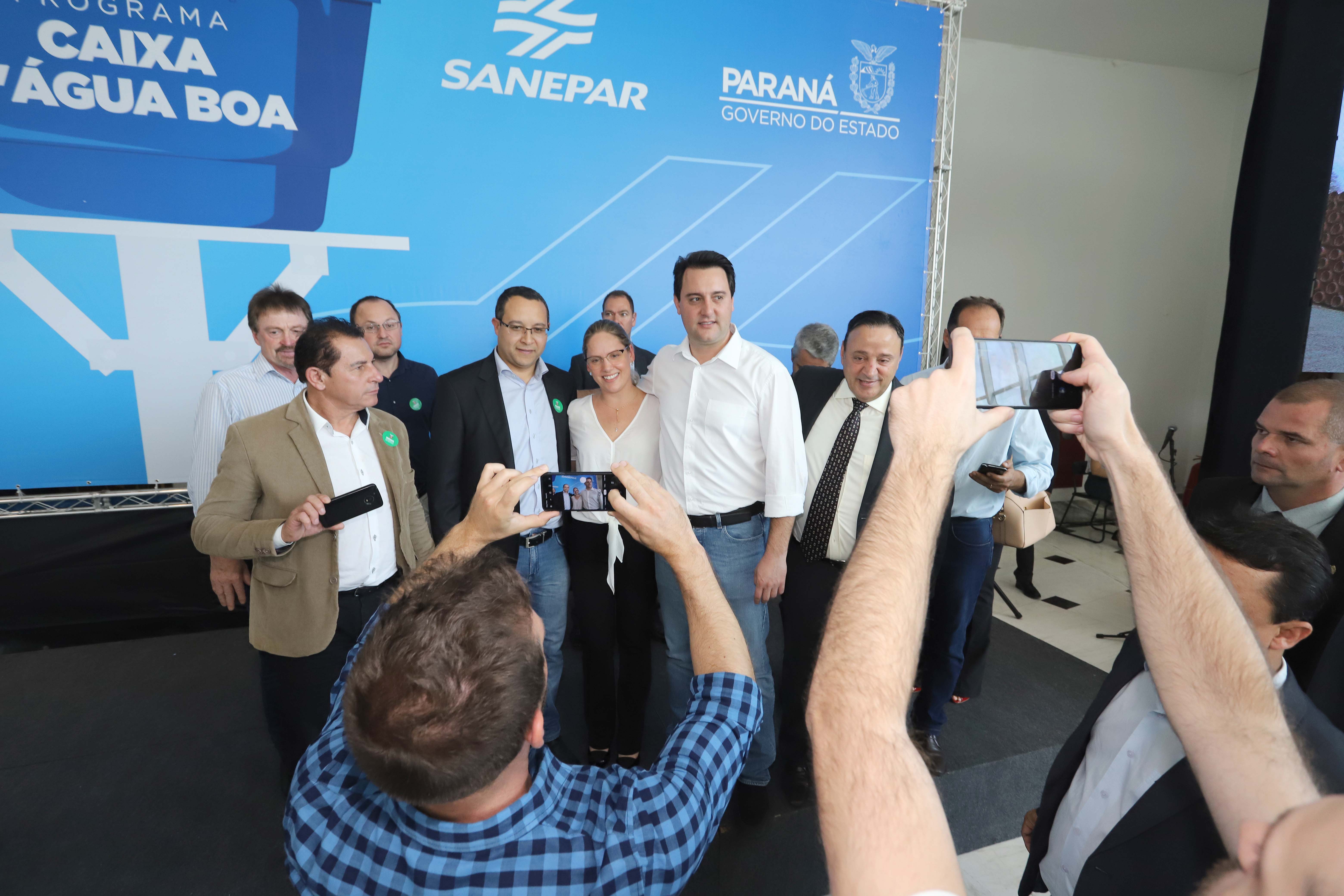 GOVERNADOR ANUNCIA EXPANSÃO DO PROGRAMA DE CAIXAS D?ÁGUA PARA FAMÍLIAS EM SITUAÇÃO DE VULNERABILIDADE SOCIAL. O governador Carlos Massa Ratinho Junior anunciou nesta segunda-feira (9) a expansão do programa que viabiliza instalação de caixas d'água em casas de famílias em situação de vulnerabilidade social. Participaram: secretários da Justiça, Família e Trabalho, Ney Leprevost; da Saúde, Beto Preto; presidente da Sanepar, Claudio Stabile; deputados estaduais; prefeitos; entre outras autoridades.Curitiba, 09-09-19.Foto: Arnaldo Alves / AEN.