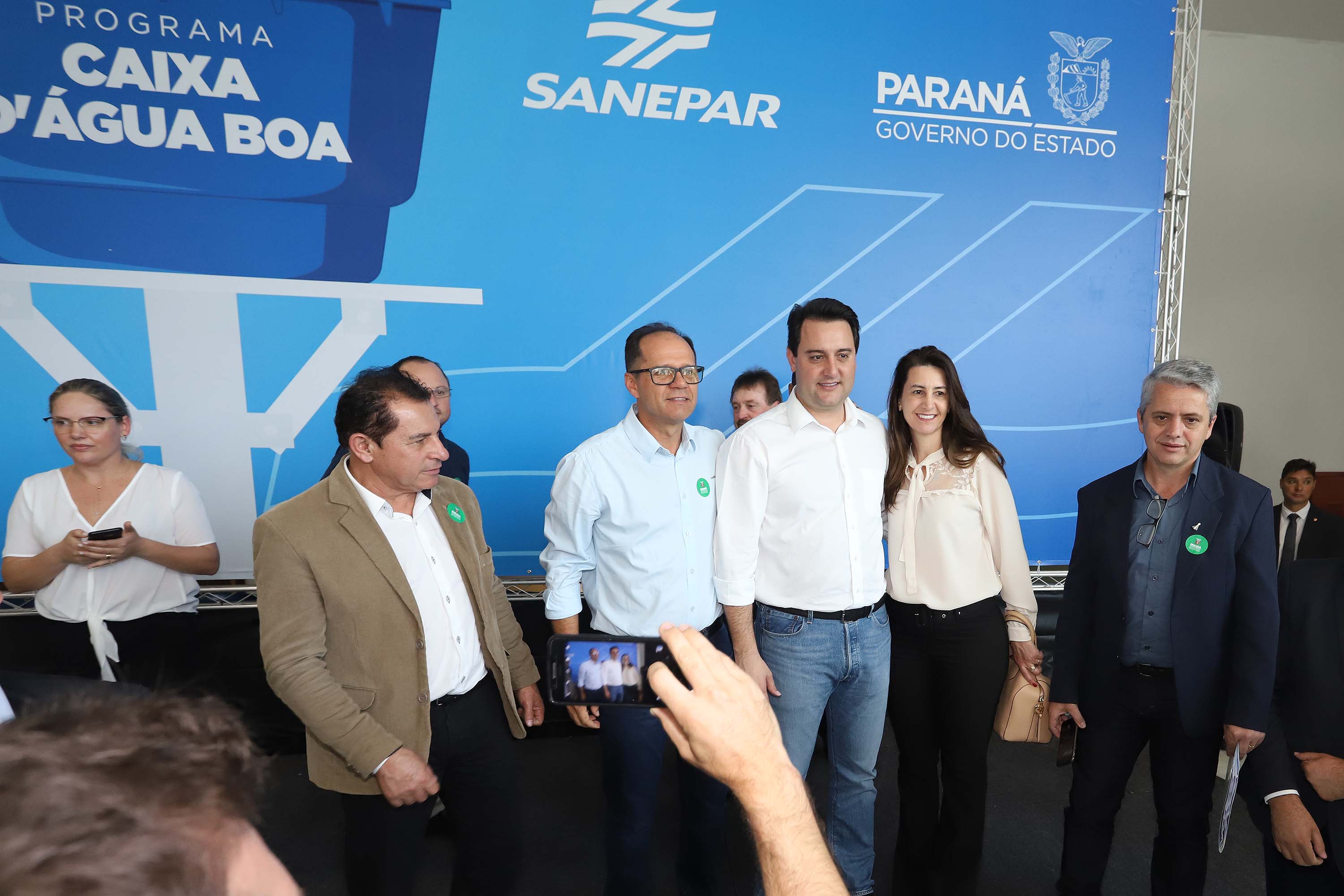 GOVERNADOR ANUNCIA EXPANSÃO DO PROGRAMA DE CAIXAS D?ÁGUA PARA FAMÍLIAS EM SITUAÇÃO DE VULNERABILIDADE SOCIAL. O governador Carlos Massa Ratinho Junior anunciou nesta segunda-feira (9) a expansão do programa que viabiliza instalação de caixas d'água em casas de famílias em situação de vulnerabilidade social. Participaram: secretários da Justiça, Família e Trabalho, Ney Leprevost; da Saúde, Beto Preto; presidente da Sanepar, Claudio Stabile; deputados estaduais; prefeitos; entre outras autoridades.Curitiba, 09-09-19.Foto: Arnaldo Alves / AEN.