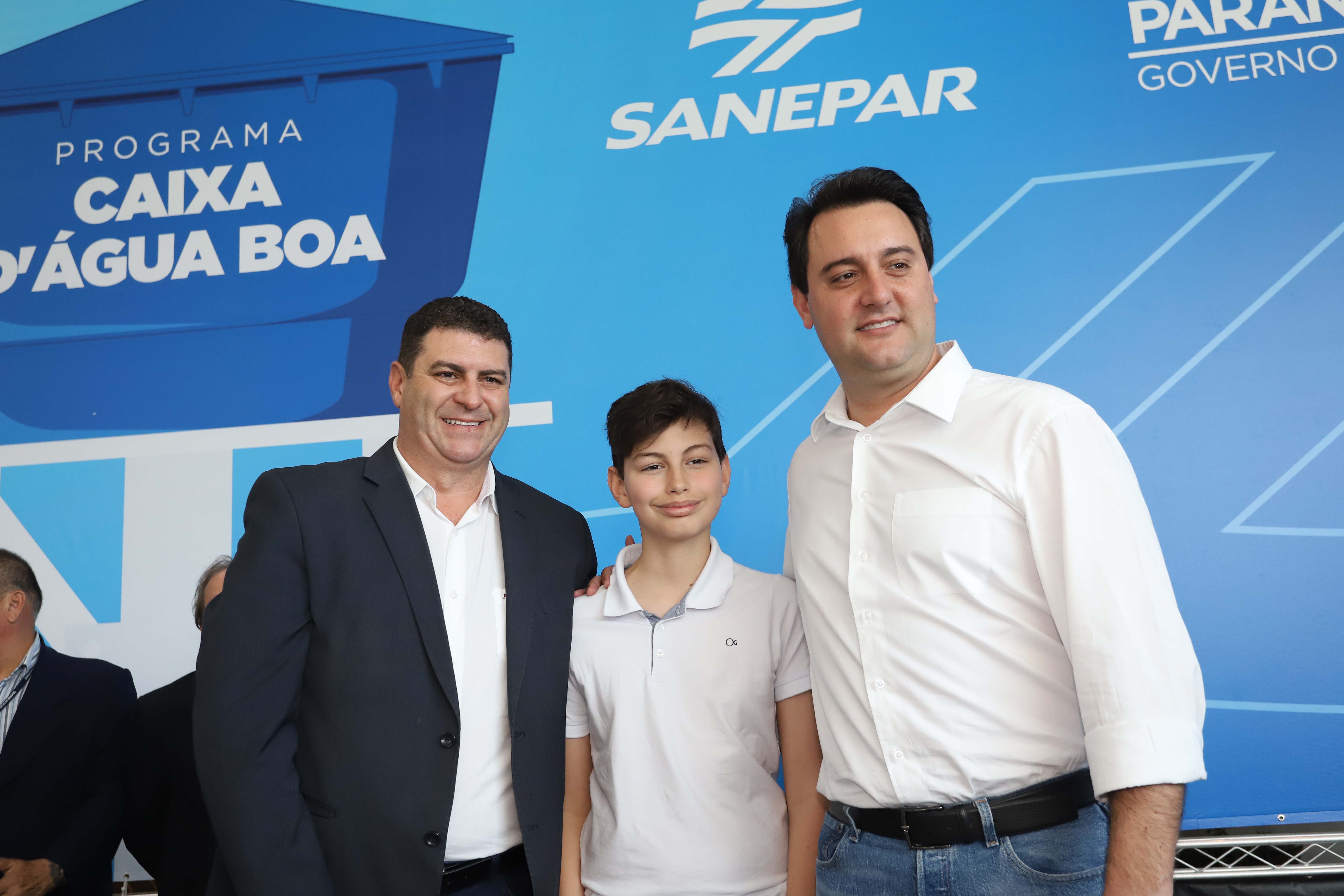 GOVERNADOR ANUNCIA EXPANSÃO DO PROGRAMA DE CAIXAS D?ÁGUA PARA FAMÍLIAS EM SITUAÇÃO DE VULNERABILIDADE SOCIAL. O governador Carlos Massa Ratinho Junior anunciou nesta segunda-feira (9) a expansão do programa que viabiliza instalação de caixas d'água em casas de famílias em situação de vulnerabilidade social. Participaram: secretários da Justiça, Família e Trabalho, Ney Leprevost; da Saúde, Beto Preto; presidente da Sanepar, Claudio Stabile; deputados estaduais; prefeitos; entre outras autoridades.Curitiba, 09-09-19.Foto: Arnaldo Alves / AEN.
