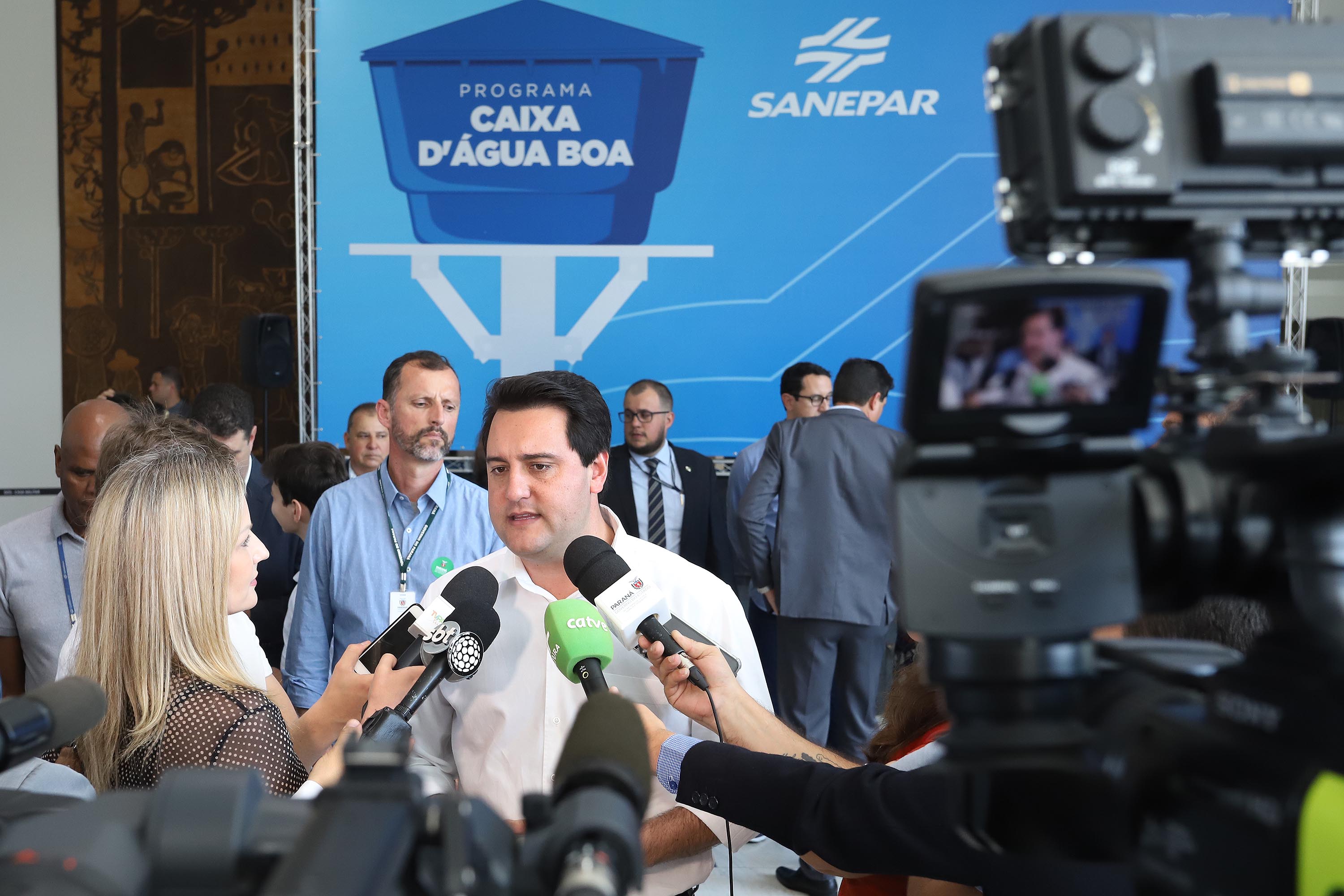 GOVERNADOR ANUNCIA EXPANSÃO DO PROGRAMA DE CAIXAS D?ÁGUA PARA FAMÍLIAS EM SITUAÇÃO DE VULNERABILIDADE SOCIAL. O governador Carlos Massa Ratinho Junior anunciou nesta segunda-feira (9) a expansão do programa que viabiliza instalação de caixas d'água em casas de famílias em situação de vulnerabilidade social. Participaram: secretários da Justiça, Família e Trabalho, Ney Leprevost; da Saúde, Beto Preto; presidente da Sanepar, Claudio Stabile; deputados estaduais; prefeitos; entre outras autoridades.Curitiba, 09-09-19.Foto: Arnaldo Alves / AEN.