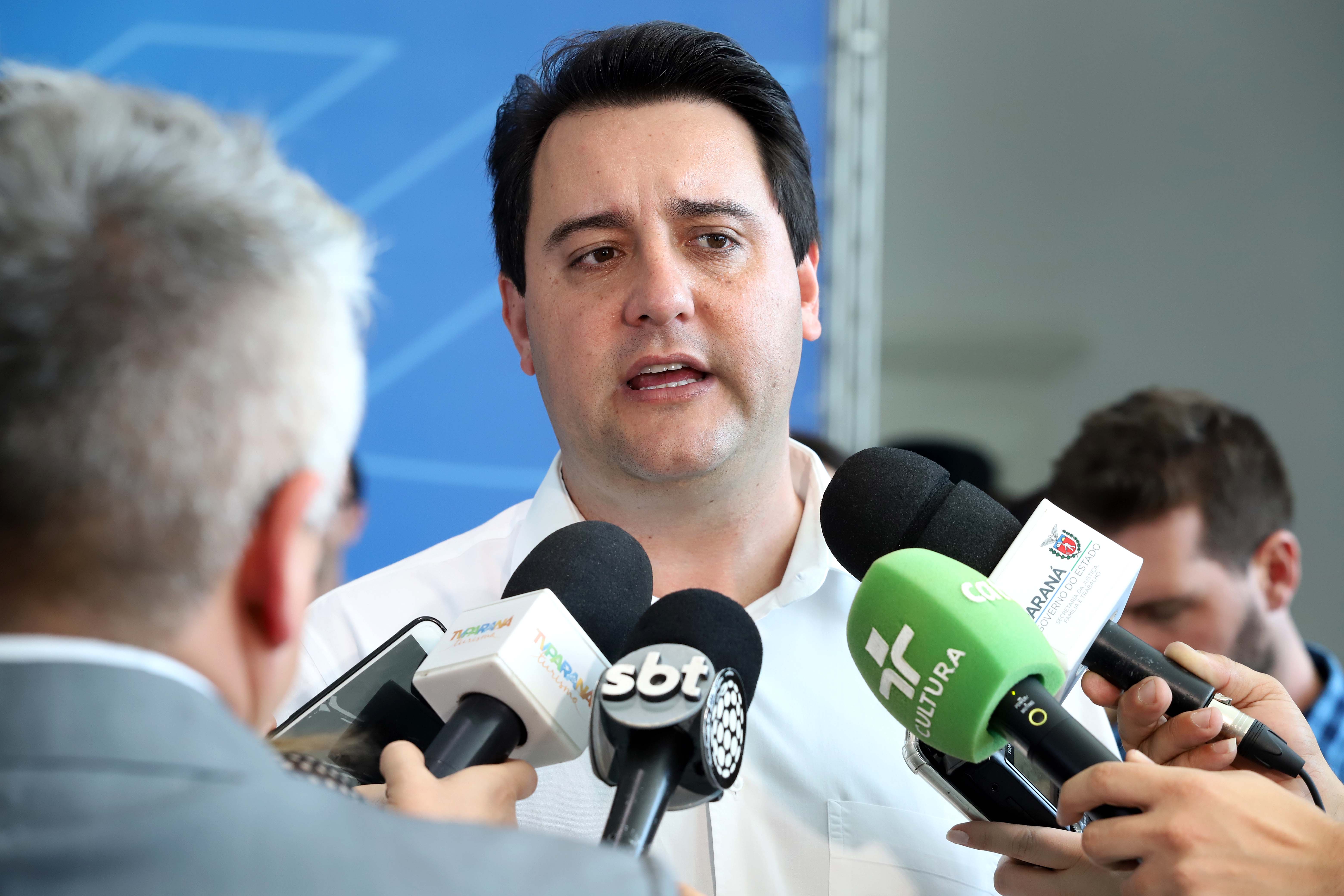GOVERNADOR ANUNCIA EXPANSÃO DO PROGRAMA DE CAIXAS D?ÁGUA PARA FAMÍLIAS EM SITUAÇÃO DE VULNERABILIDADE SOCIAL. O governador Carlos Massa Ratinho Junior anunciou nesta segunda-feira (9) a expansão do programa que viabiliza instalação de caixas d'água em casas de famílias em situação de vulnerabilidade social. Participaram: secretários da Justiça, Família e Trabalho, Ney Leprevost; da Saúde, Beto Preto; presidente da Sanepar, Claudio Stabile; deputados estaduais; prefeitos; entre outras autoridades.Curitiba, 09-09-19.Foto: Arnaldo Alves / AEN.