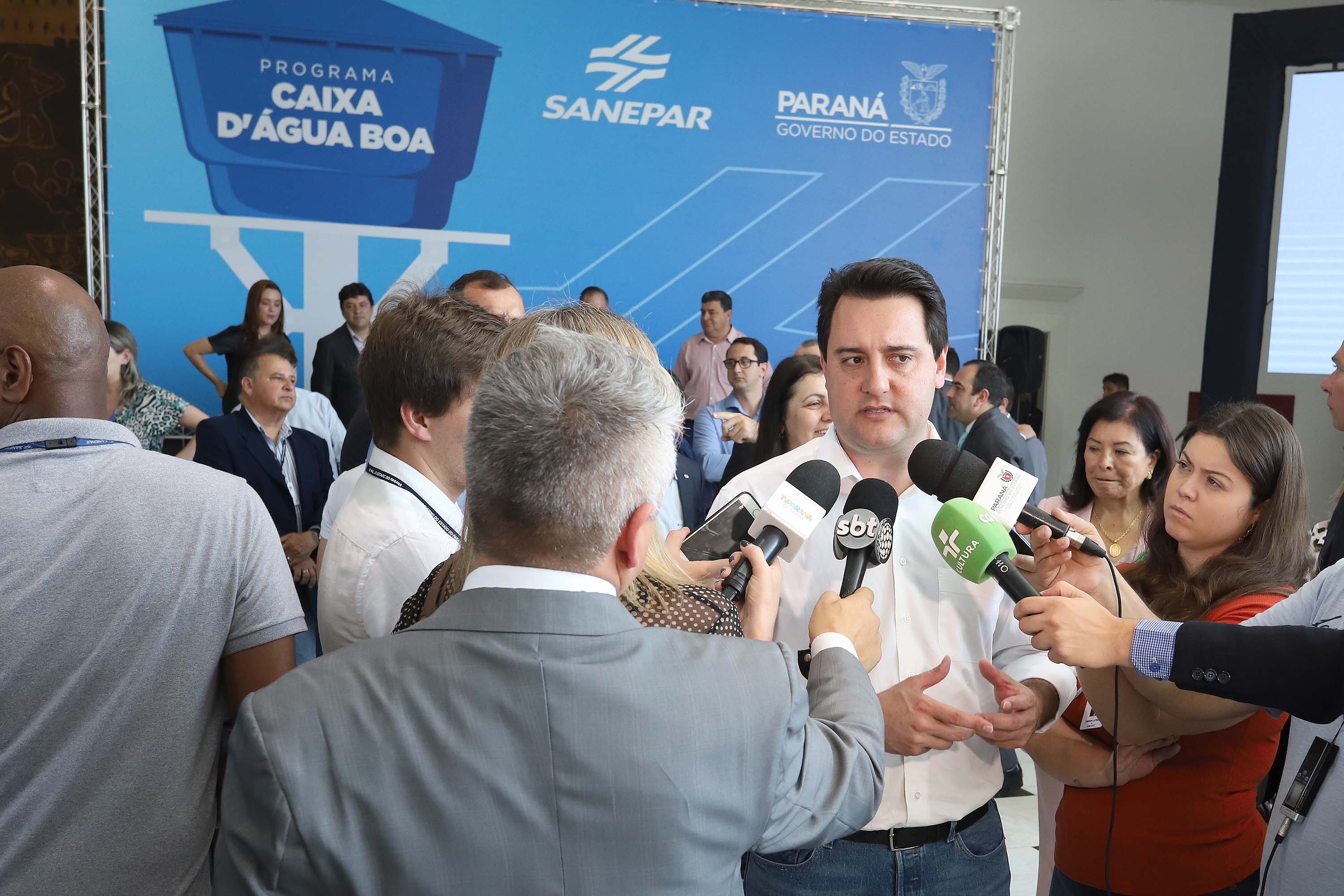 GOVERNADOR ANUNCIA EXPANSÃO DO PROGRAMA DE CAIXAS D?ÁGUA PARA FAMÍLIAS EM SITUAÇÃO DE VULNERABILIDADE SOCIAL. O governador Carlos Massa Ratinho Junior anunciou nesta segunda-feira (9) a expansão do programa que viabiliza instalação de caixas d'água em casas de famílias em situação de vulnerabilidade social. Participaram: secretários da Justiça, Família e Trabalho, Ney Leprevost; da Saúde, Beto Preto; presidente da Sanepar, Claudio Stabile; deputados estaduais; prefeitos; entre outras autoridades.Curitiba, 09-09-19.Foto: Arnaldo Alves / AEN.