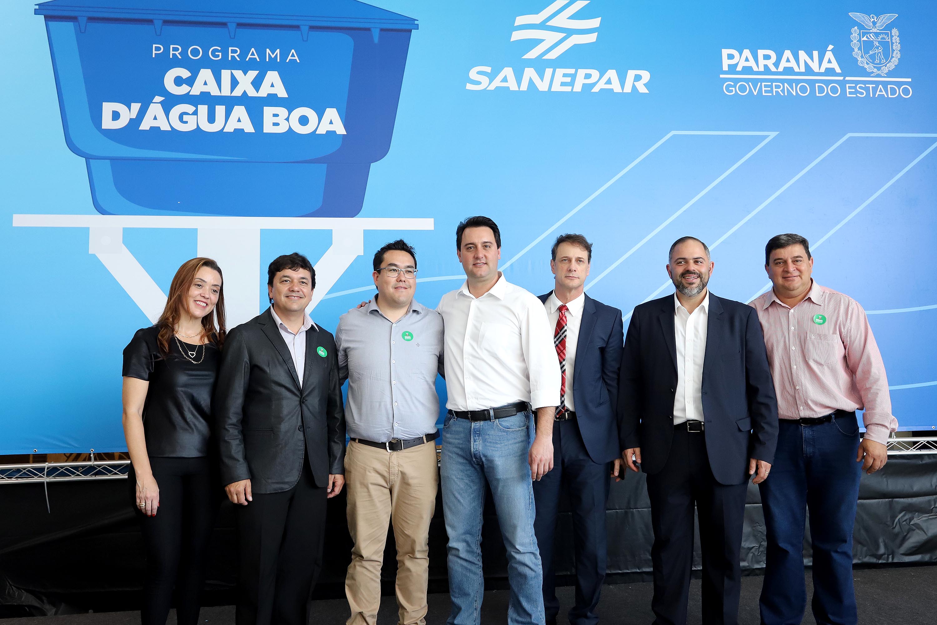 GOVERNADOR ANUNCIA EXPANSÃO DO PROGRAMA DE CAIXAS D?ÁGUA PARA FAMÍLIAS EM SITUAÇÃO DE VULNERABILIDADE SOCIAL. O governador Carlos Massa Ratinho Junior anunciou nesta segunda-feira (9) a expansão do programa que viabiliza instalação de caixas d'água em casas de famílias em situação de vulnerabilidade social. Participaram: secretários da Justiça, Família e Trabalho, Ney Leprevost; da Saúde, Beto Preto; presidente da Sanepar, Claudio Stabile; deputados estaduais; prefeitos; entre outras autoridades.Curitiba, 09-09-19.Foto: Arnaldo Alves / AEN.