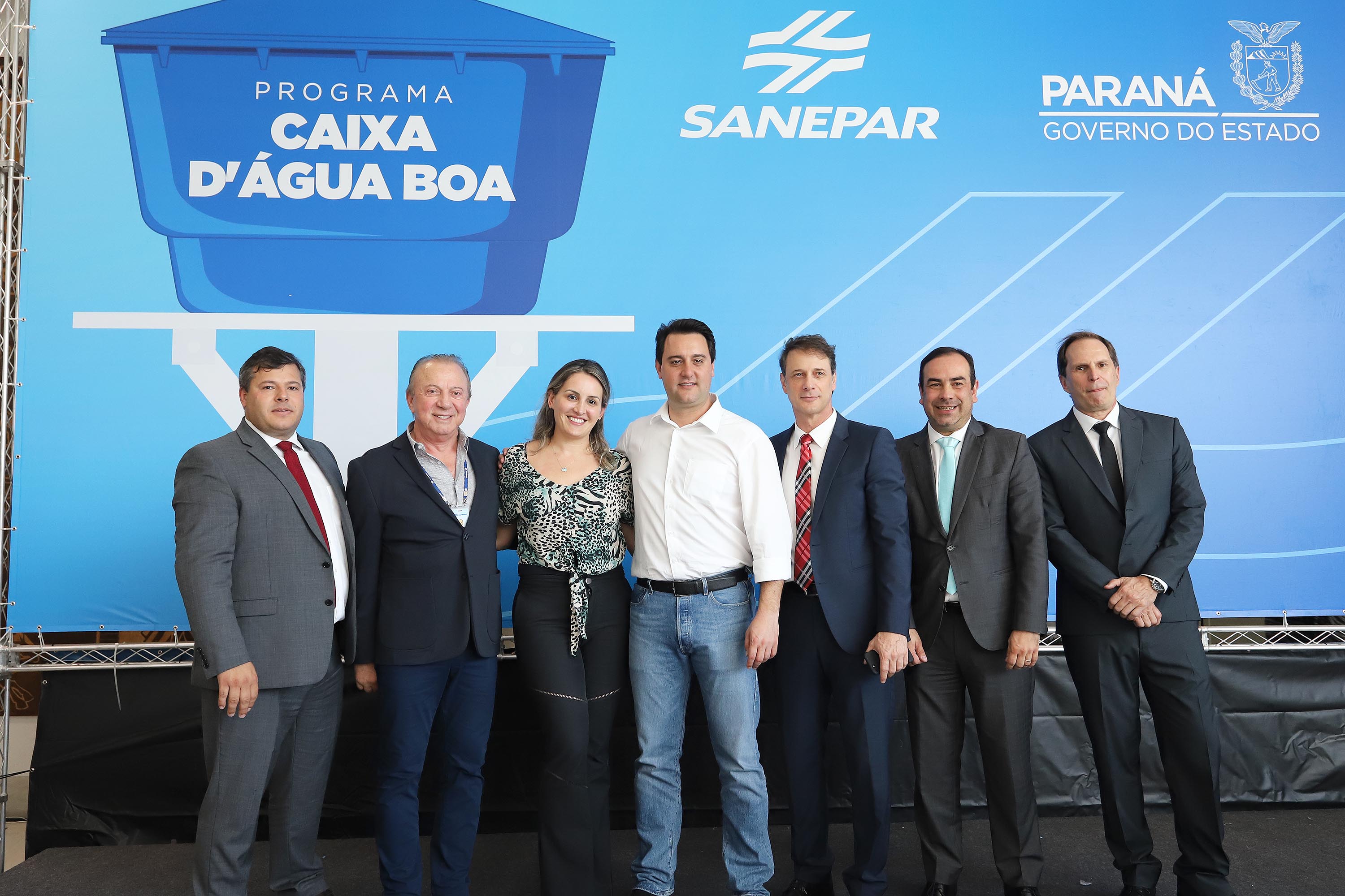 GOVERNADOR ANUNCIA EXPANSÃO DO PROGRAMA DE CAIXAS D?ÁGUA PARA FAMÍLIAS EM SITUAÇÃO DE VULNERABILIDADE SOCIAL. O governador Carlos Massa Ratinho Junior anunciou nesta segunda-feira (9) a expansão do programa que viabiliza instalação de caixas d'água em casas de famílias em situação de vulnerabilidade social. Participaram: secretários da Justiça, Família e Trabalho, Ney Leprevost; da Saúde, Beto Preto; presidente da Sanepar, Claudio Stabile; deputados estaduais; prefeitos; entre outras autoridades.Curitiba, 09-09-19.Foto: Arnaldo Alves / AEN.