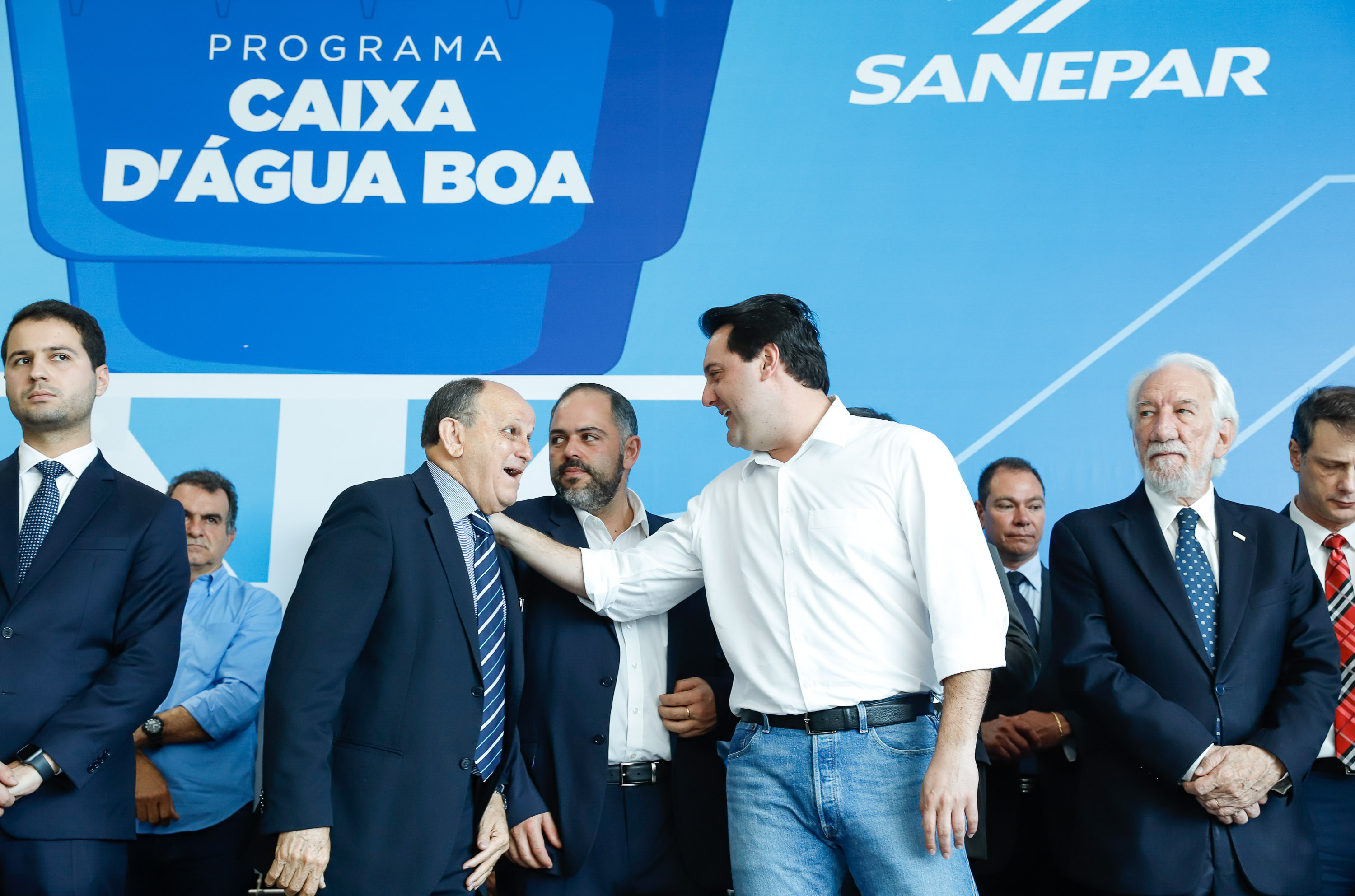 Prefeitos de 64 municípios do Paraná assinaram nesta segunda-feira (9), em evento com o governador Carlos Massa Ratinho Junior, a adesão ao programa Caixa d’Água Boa. A iniciativa viabiliza a instalação de caixas d’águas em casas de famílias carentes. Também foram assinados termos aditivos para outros 70 municípios cujos prefeitos já aderiram ao programa.
