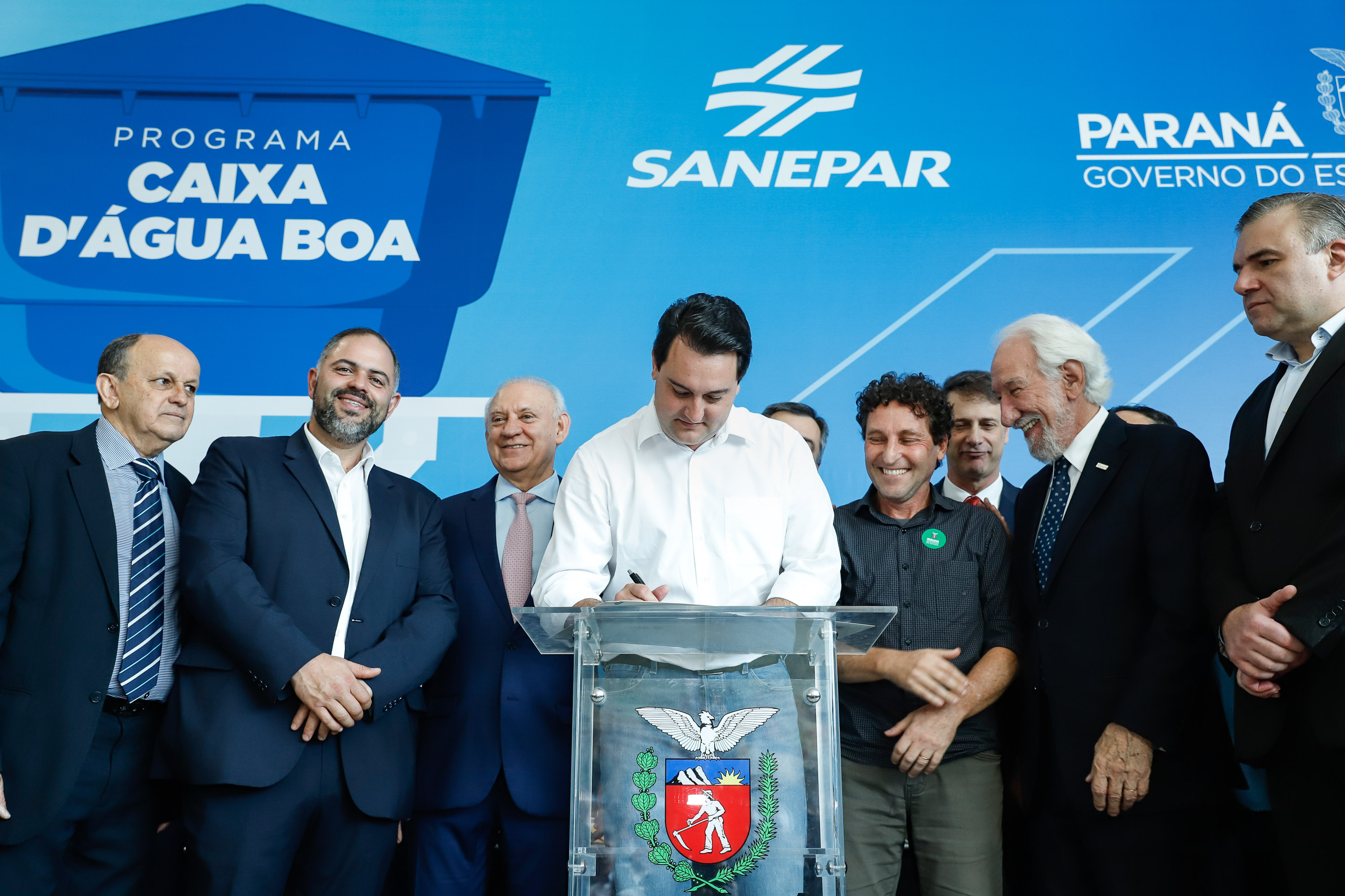 Prefeitos de 64 municípios do Paraná assinaram nesta segunda-feira (9), em evento com o governador Carlos Massa Ratinho Junior, a adesão ao programa Caixa d’Água Boa. A iniciativa viabiliza a instalação de caixas d’águas em casas de famílias carentes. Também foram assinados termos aditivos para outros 70 municípios cujos prefeitos já aderiram ao programa.