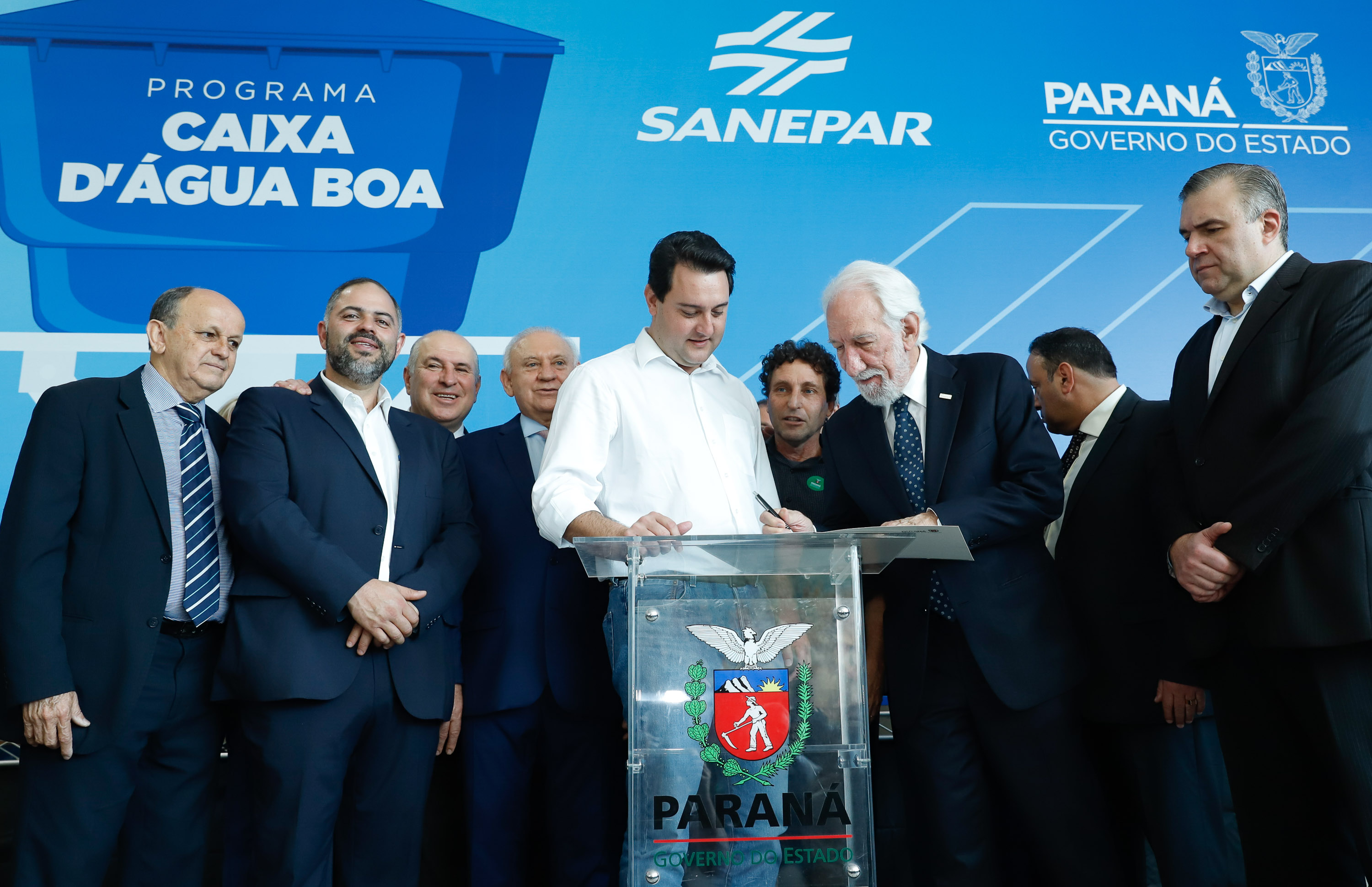 Prefeitos de 64 municípios do Paraná assinaram nesta segunda-feira (9), em evento com o governador Carlos Massa Ratinho Junior, a adesão ao programa Caixa d’Água Boa. A iniciativa viabiliza a instalação de caixas d’águas em casas de famílias carentes. Também foram assinados termos aditivos para outros 70 municípios cujos prefeitos já aderiram ao programa.