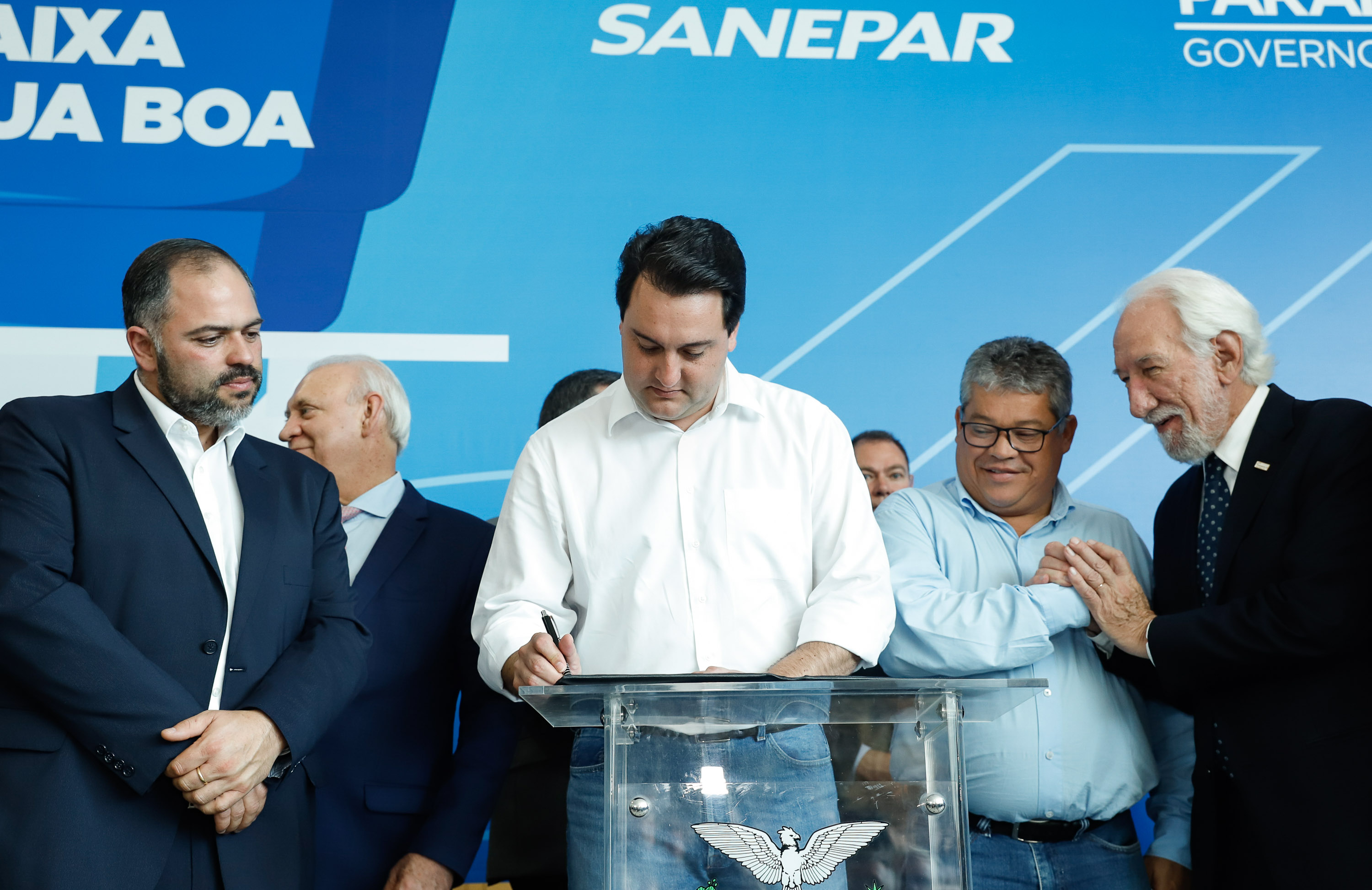Prefeitos de 64 municípios do Paraná assinaram nesta segunda-feira (9), em evento com o governador Carlos Massa Ratinho Junior, a adesão ao programa Caixa d’Água Boa. A iniciativa viabiliza a instalação de caixas d’águas em casas de famílias carentes. Também foram assinados termos aditivos para outros 70 municípios cujos prefeitos já aderiram ao programa.