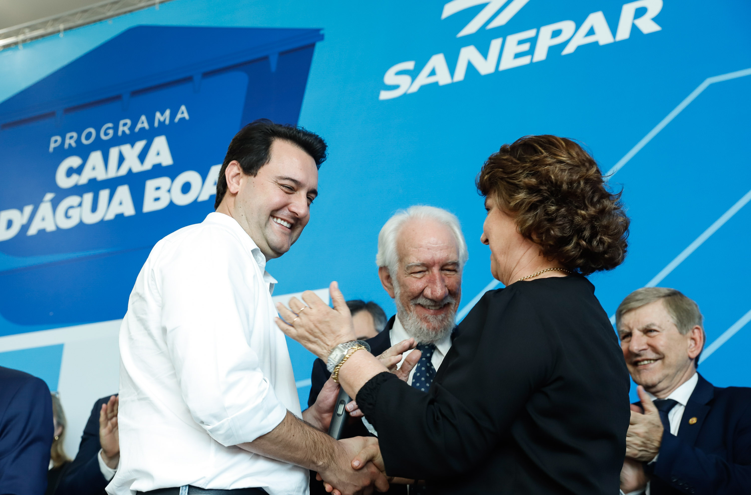 Prefeitos de 64 municípios do Paraná assinaram nesta segunda-feira (9), em evento com o governador Carlos Massa Ratinho Junior, a adesão ao programa Caixa d’Água Boa. A iniciativa viabiliza a instalação de caixas d’águas em casas de famílias carentes. Também foram assinados termos aditivos para outros 70 municípios cujos prefeitos já aderiram ao programa.