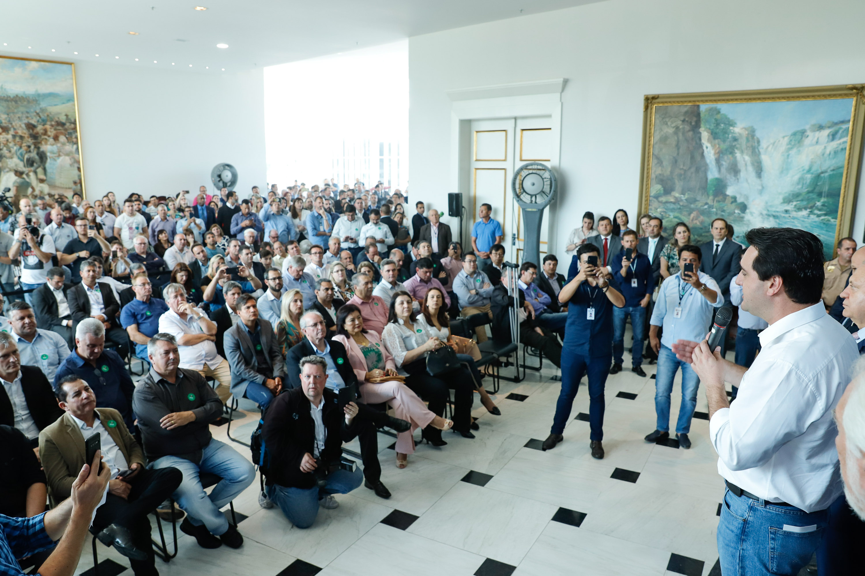 Prefeitos de 64 municípios do Paraná assinaram nesta segunda-feira (9), em evento com o governador Carlos Massa Ratinho Junior, a adesão ao programa Caixa d’Água Boa. A iniciativa viabiliza a instalação de caixas d’águas em casas de famílias carentes. Também foram assinados termos aditivos para outros 70 municípios cujos prefeitos já aderiram ao programa.