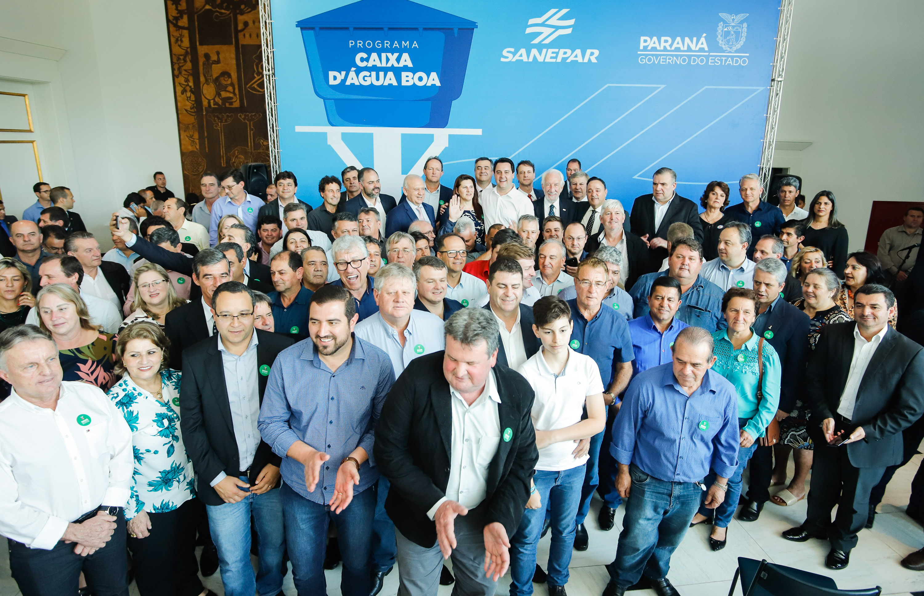 Prefeitos de 64 municípios do Paraná assinaram nesta segunda-feira (9), em evento com o governador Carlos Massa Ratinho Junior, a adesão ao programa Caixa d’Água Boa. A iniciativa viabiliza a instalação de caixas d’águas em casas de famílias carentes. Também foram assinados termos aditivos para outros 70 municípios cujos prefeitos já aderiram ao programa.