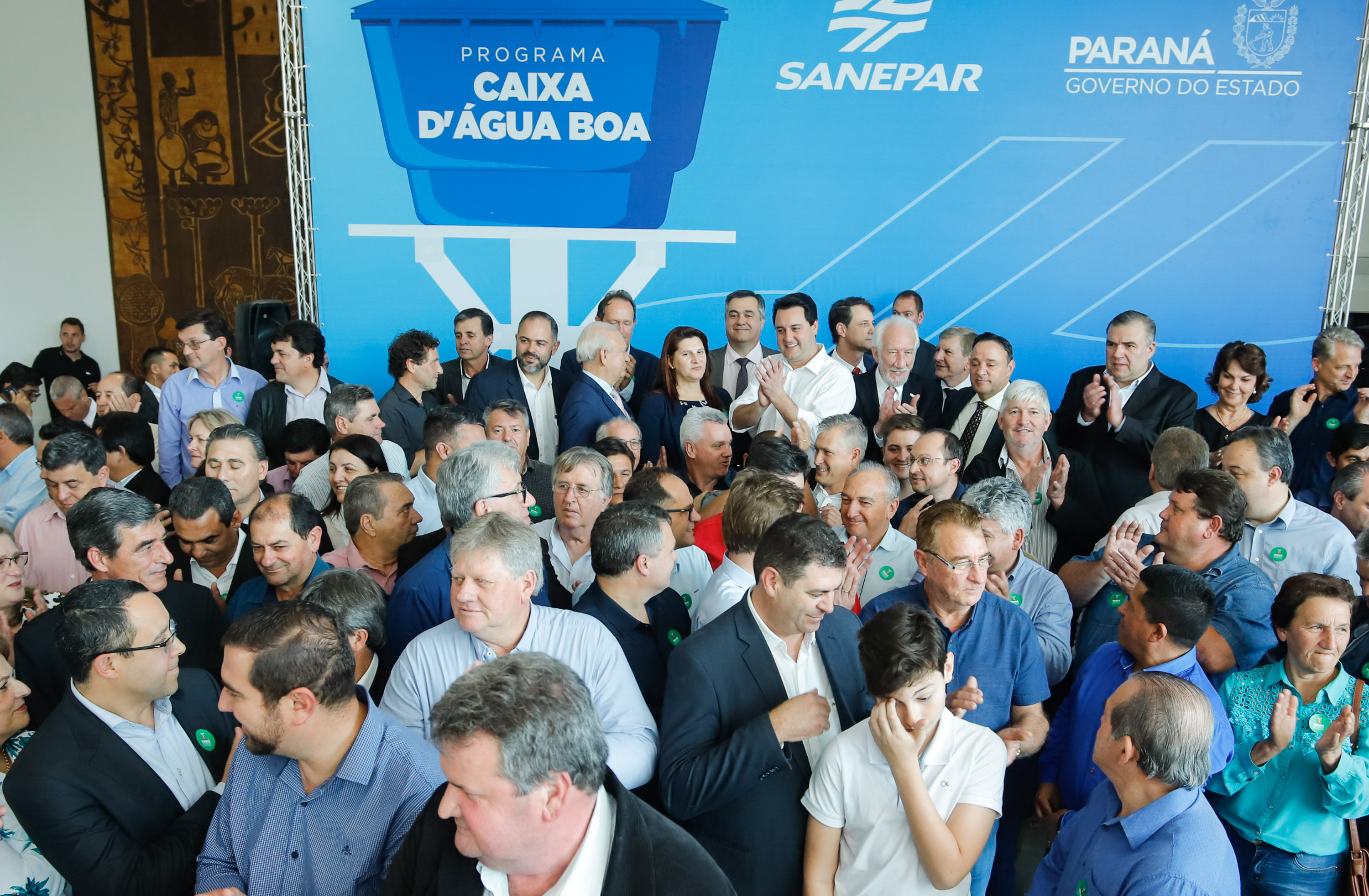 Prefeitos de 64 municípios do Paraná assinaram nesta segunda-feira (9), em evento com o governador Carlos Massa Ratinho Junior, a adesão ao programa Caixa d’Água Boa. A iniciativa viabiliza a instalação de caixas d’águas em casas de famílias carentes. Também foram assinados termos aditivos para outros 70 municípios cujos prefeitos já aderiram ao programa.