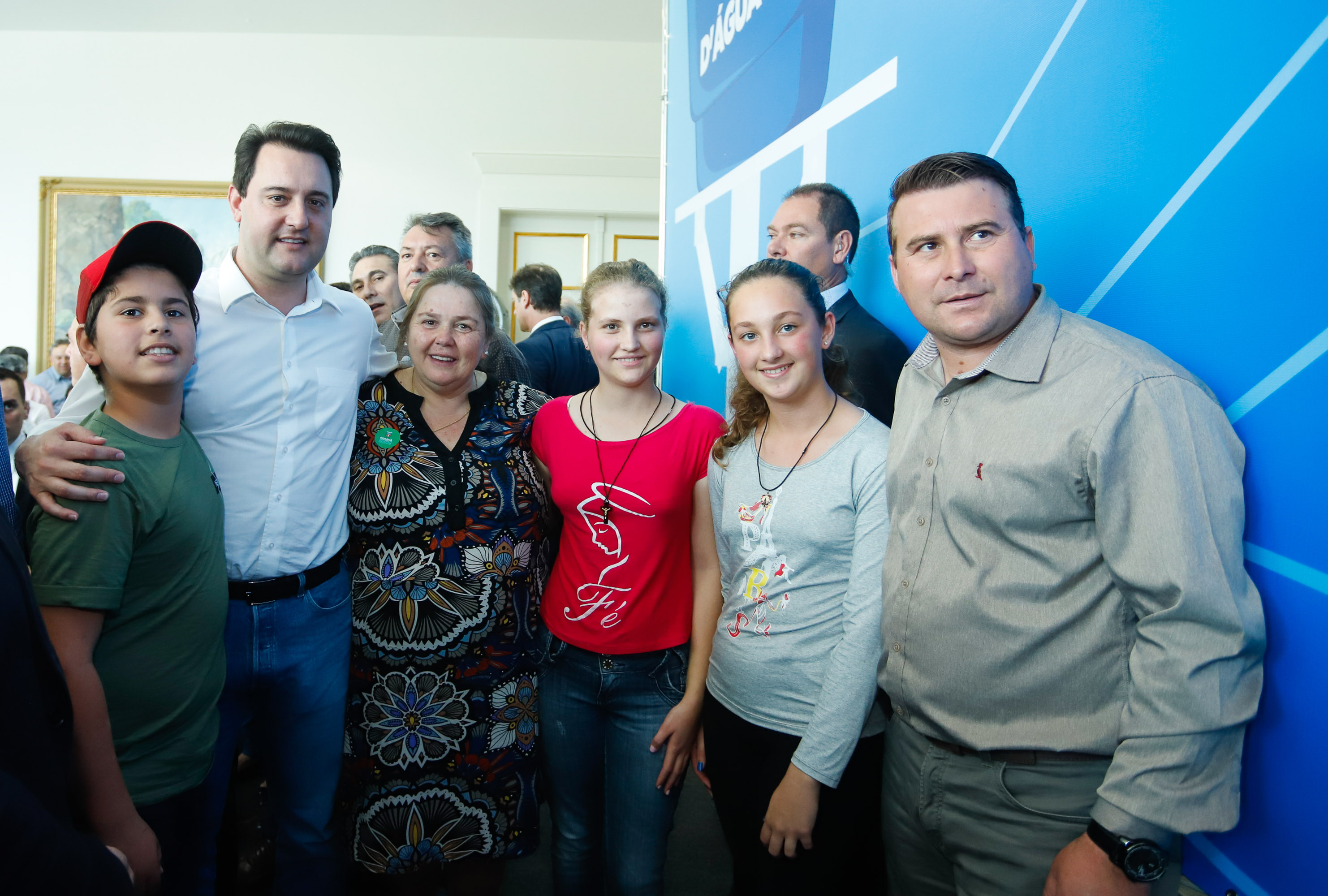 Prefeitos de 64 municípios do Paraná assinaram nesta segunda-feira (9), em evento com o governador Carlos Massa Ratinho Junior, a adesão ao programa Caixa d’Água Boa. A iniciativa viabiliza a instalação de caixas d’águas em casas de famílias carentes. Também foram assinados termos aditivos para outros 70 municípios cujos prefeitos já aderiram ao programa.