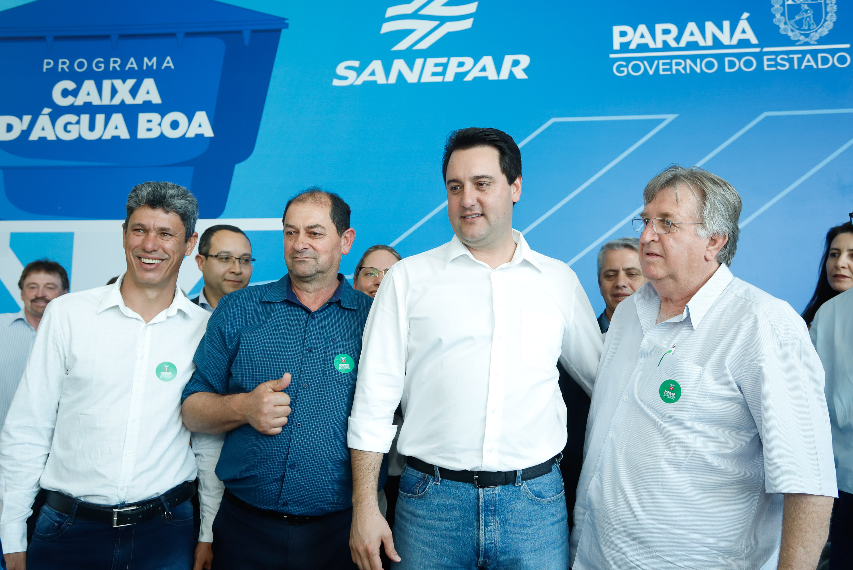 Prefeitos de 64 municípios do Paraná assinaram nesta segunda-feira (9), em evento com o governador Carlos Massa Ratinho Junior, a adesão ao programa Caixa d’Água Boa. A iniciativa viabiliza a instalação de caixas d’águas em casas de famílias carentes. Também foram assinados termos aditivos para outros 70 municípios cujos prefeitos já aderiram ao programa.