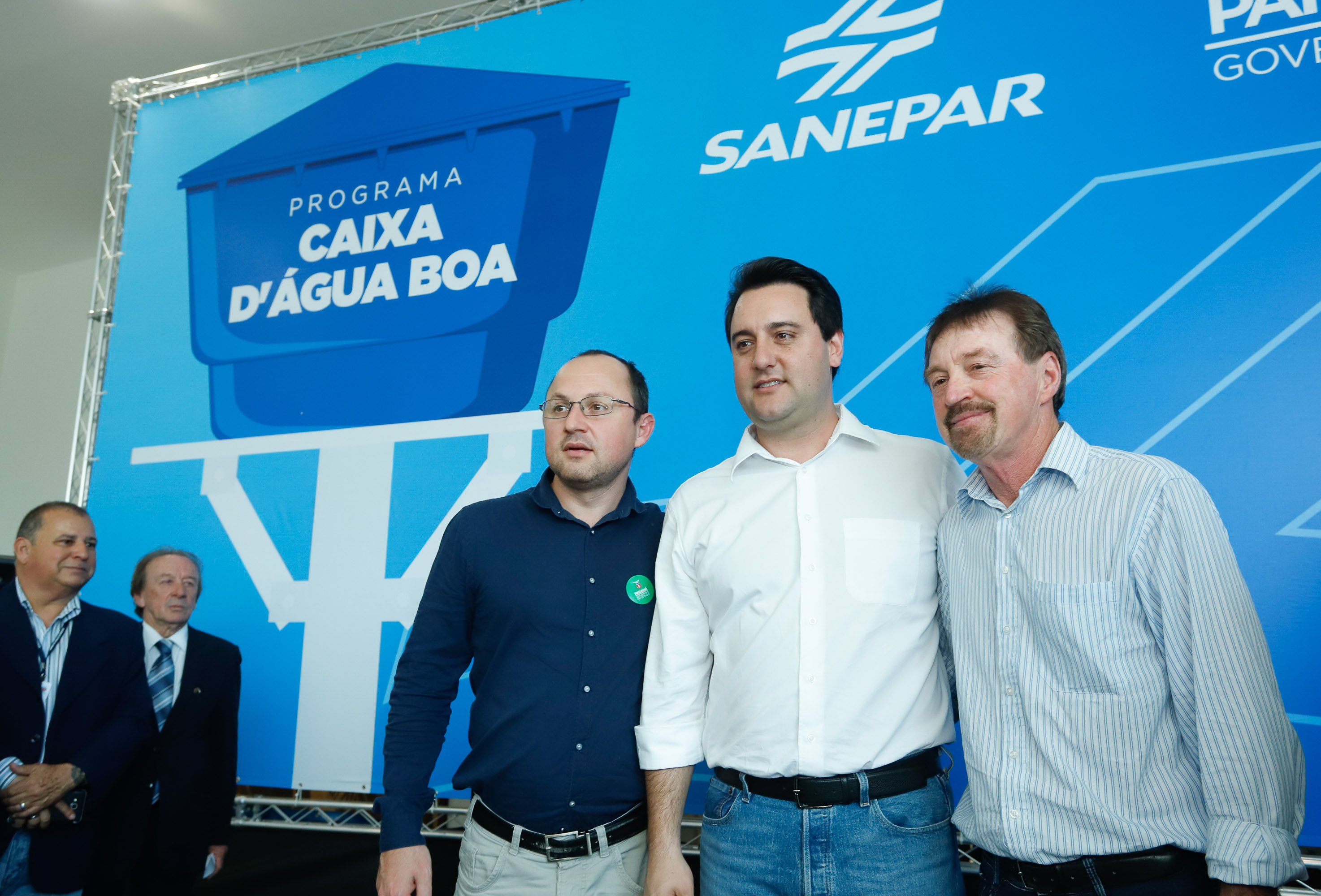 Prefeitos de 64 municípios do Paraná assinaram nesta segunda-feira (9), em evento com o governador Carlos Massa Ratinho Junior, a adesão ao programa Caixa d’Água Boa. A iniciativa viabiliza a instalação de caixas d’águas em casas de famílias carentes. Também foram assinados termos aditivos para outros 70 municípios cujos prefeitos já aderiram ao programa.