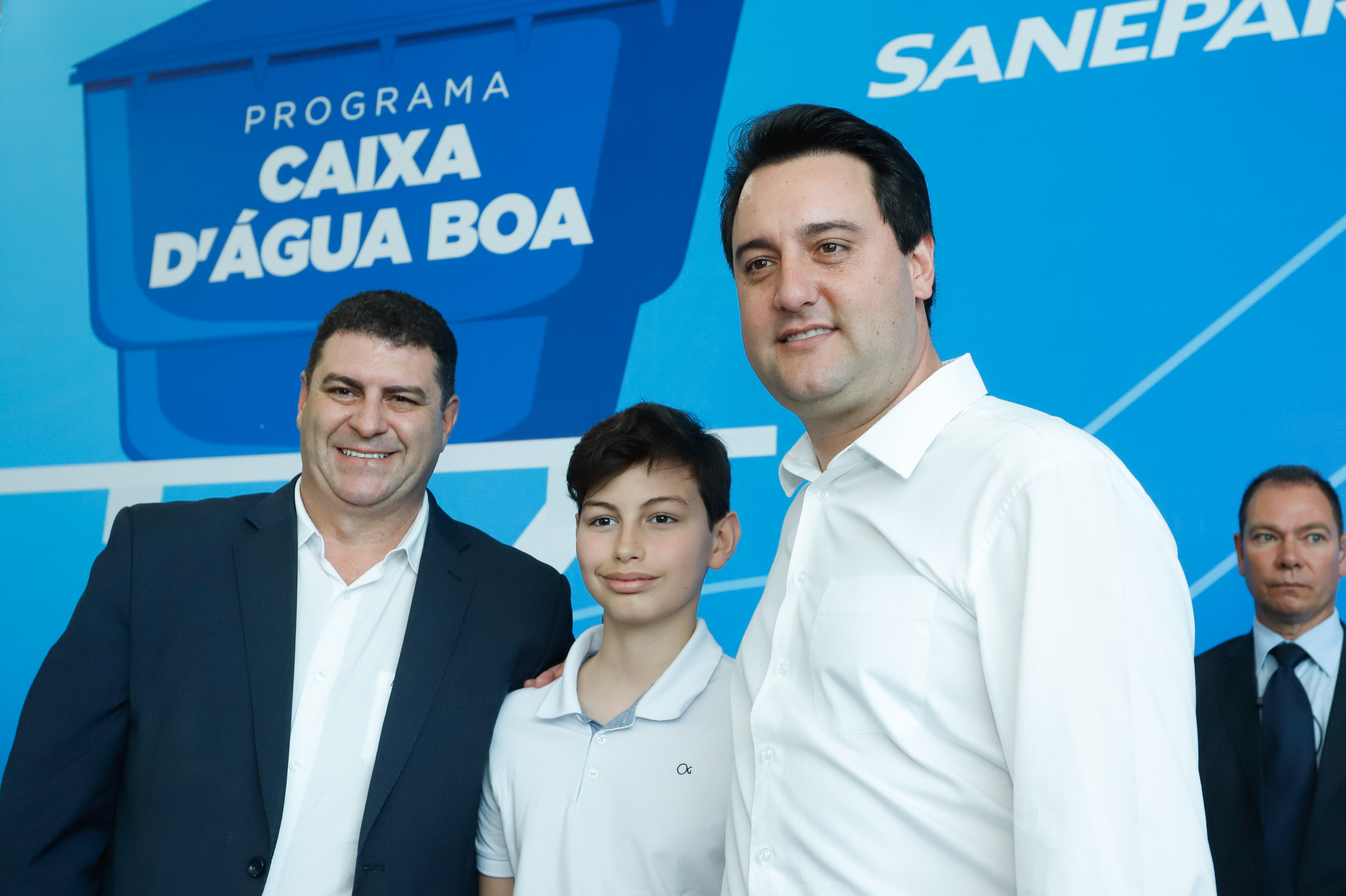 Prefeitos de 64 municípios do Paraná assinaram nesta segunda-feira (9), em evento com o governador Carlos Massa Ratinho Junior, a adesão ao programa Caixa d’Água Boa. A iniciativa viabiliza a instalação de caixas d’águas em casas de famílias carentes. Também foram assinados termos aditivos para outros 70 municípios cujos prefeitos já aderiram ao programa.