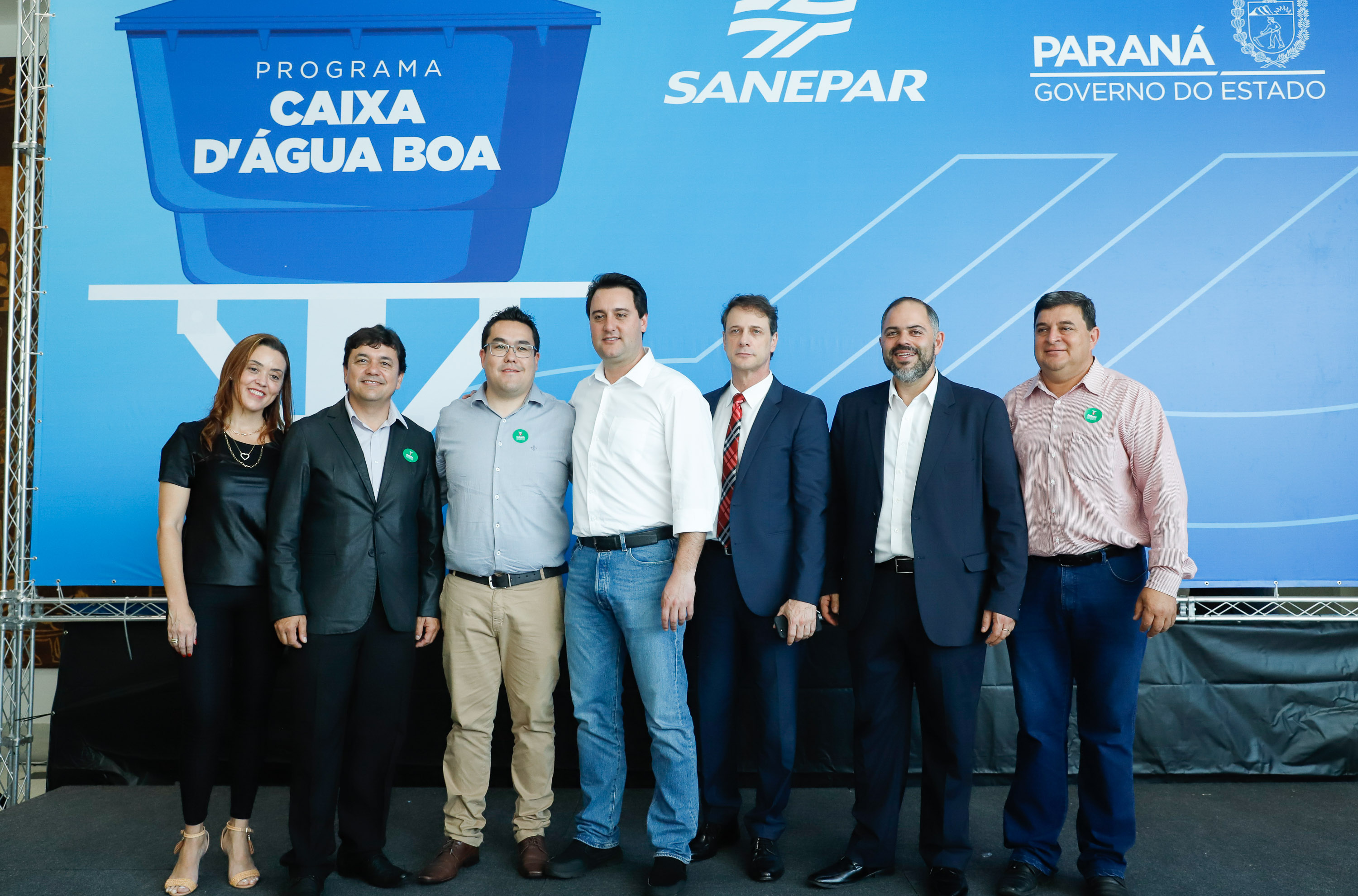 Prefeitos de 64 municípios do Paraná assinaram nesta segunda-feira (9), em evento com o governador Carlos Massa Ratinho Junior, a adesão ao programa Caixa d’Água Boa. A iniciativa viabiliza a instalação de caixas d’águas em casas de famílias carentes. Também foram assinados termos aditivos para outros 70 municípios cujos prefeitos já aderiram ao programa.