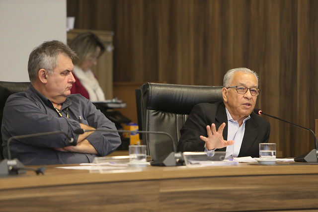 Representantes da Secretaria de Estado da Agricultura e do Abastecimento, do Instituto Paranaense de Assistência Técnica e Extensão Rural (Emater) e da Agência de Defesa Agropecuária do Paraná (Adapar) discutiram nesta segunda-feira (09), em audiência pública na Assembleia Legislativa, formas de ajudar os pequenos produtores de leite do Estado