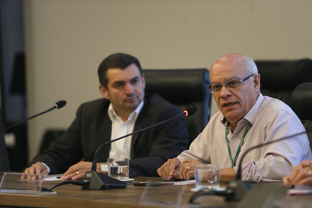 Representantes da Secretaria de Estado da Agricultura e do Abastecimento, do Instituto Paranaense de Assistência Técnica e Extensão Rural (Emater) e da Agência de Defesa Agropecuária do Paraná (Adapar) discutiram nesta segunda-feira (09), em audiência pública na Assembleia Legislativa, formas de ajudar os pequenos produtores de leite do Estado