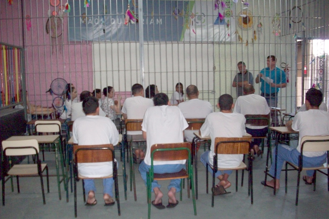 Cerca de 20 presos da Cadeia Pública de Toledo, inscritos no Exame Nacional para Certificação de Competências de Jovens e Adultos (Encceja), participaram segunda-feira (09) do primeiro dos quatro aulões preparatórios oferecidos por um projeto de extensão da Universidade Estadual do Oeste do Paraná (Unioeste). Em todas as unidades prisionais do Estado, mais de 5 mil detentos se inscreveram para fazer a prova. Foto: Divulgação/SESP