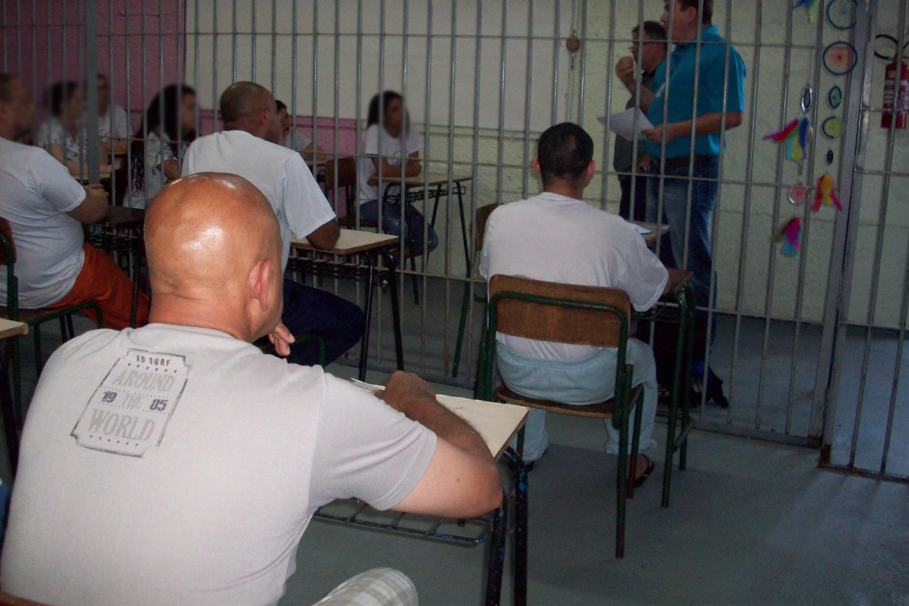 Cerca de 20 presos da Cadeia Pública de Toledo, inscritos no Exame Nacional para Certificação de Competências de Jovens e Adultos (Encceja), participaram segunda-feira (09) do primeiro dos quatro aulões preparatórios oferecidos por um projeto de extensão da Universidade Estadual do Oeste do Paraná (Unioeste). Em todas as unidades prisionais do Estado, mais de 5 mil detentos se inscreveram para fazer a prova. Foto: Divulgação/SESP