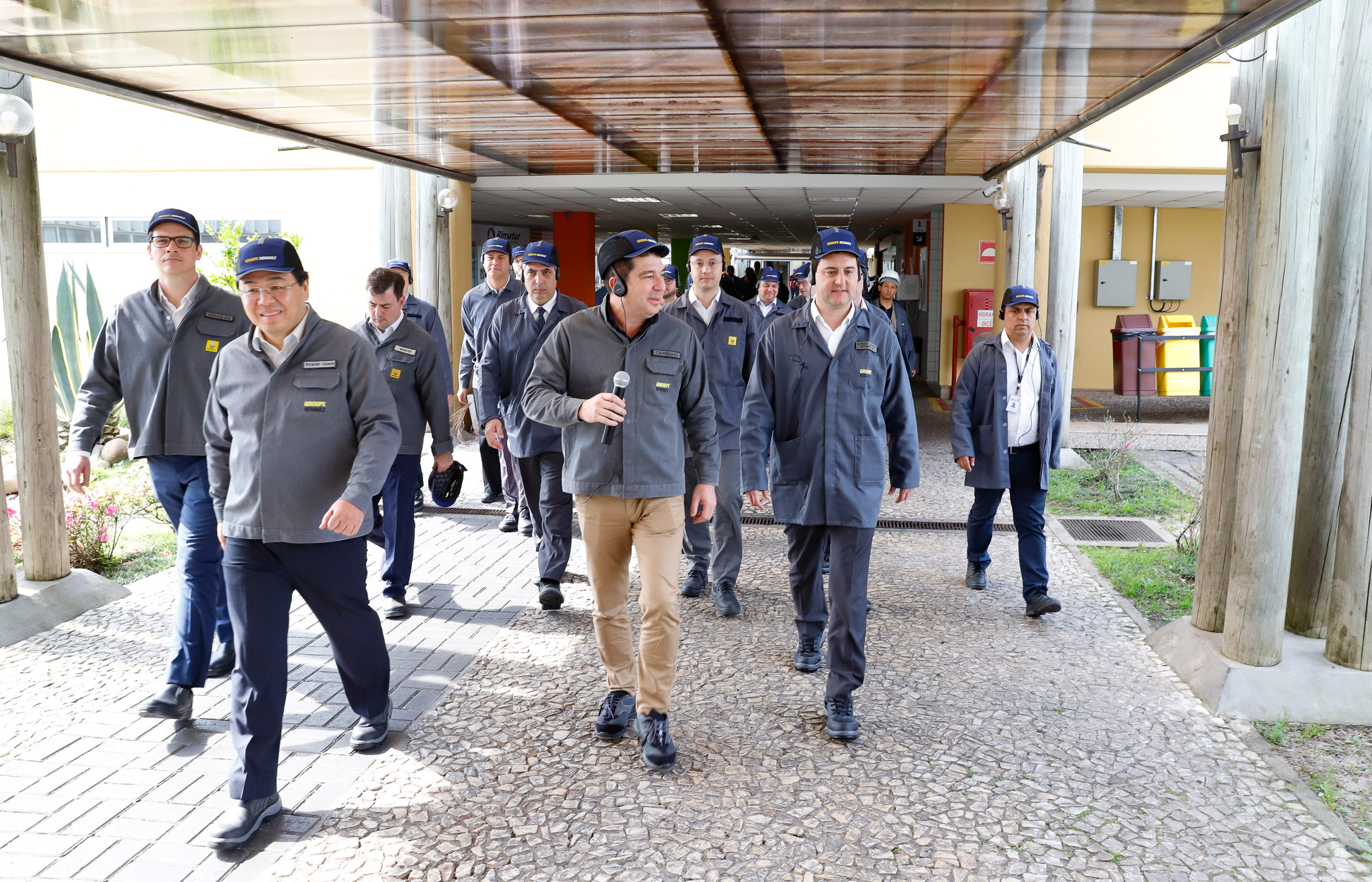 O governador Carlos Massa Ratinho Junior reforçou nesta quarta-feira (11) a determinação do Estado em apoiar iniciativas para ampliar a mobilidade sustentável no Paraná. Ele esteve no Complexo Ayrton Senna, que abriga quatro fábricas da Renault, em São José dos Pinhais, na Região Metropolitana de Curitiba.