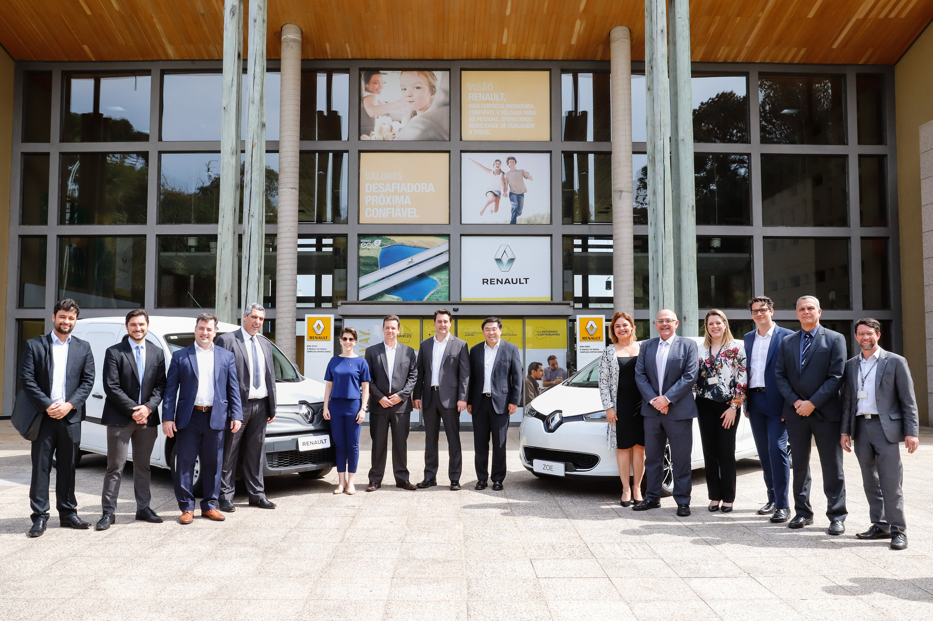 O governador Carlos Massa Ratinho Junior reforçou nesta quarta-feira (11) a determinação do Estado em apoiar iniciativas para ampliar a mobilidade sustentável no Paraná. Ele esteve no Complexo Ayrton Senna, que abriga quatro fábricas da Renault, em São José dos Pinhais, na Região Metropolitana de Curitiba.