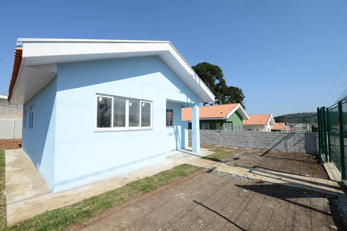 A Cohapar iniciou a venda de 47 novas moradias populares em Piraquara. As unidades fazem parte do Residencial Parque das Águas, que está com 26% do cronograma de obras concluído e deverá ser entregue aos futuros moradores no primeiro semestre de 2020.