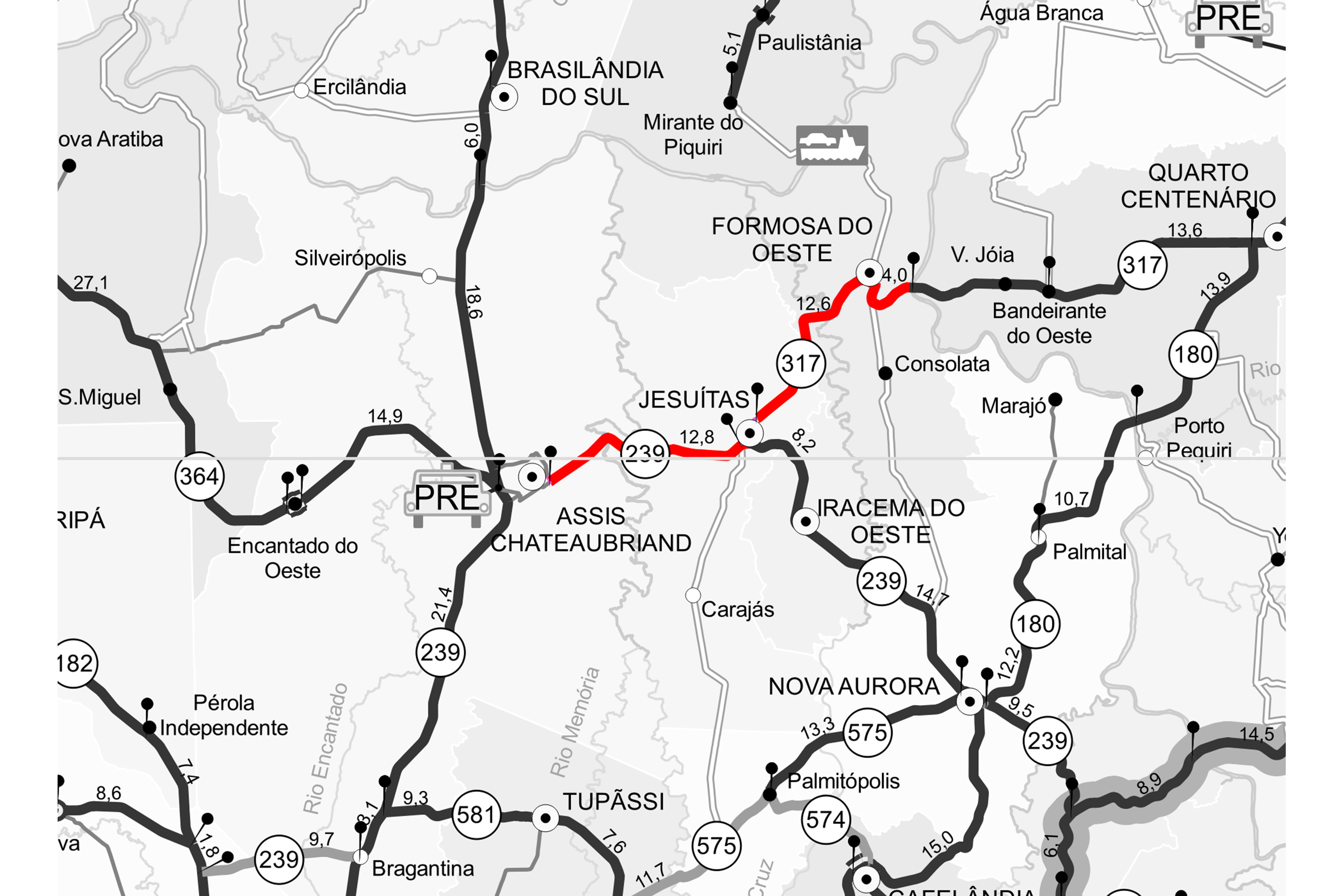 A PR-239 e a PR-317, na região Oeste, passam por serviços de conservação que vão beneficiar cerca de 50 mil pessoas. São executadas a reperfilagem, que consiste na aplicação de Concreto Betuminoso Usinado a Quente (CBUQ), e compactação desse material em pontos críticos da rodovia para resolver problemas como buracos e deformações.Foto: Divulgação/DER