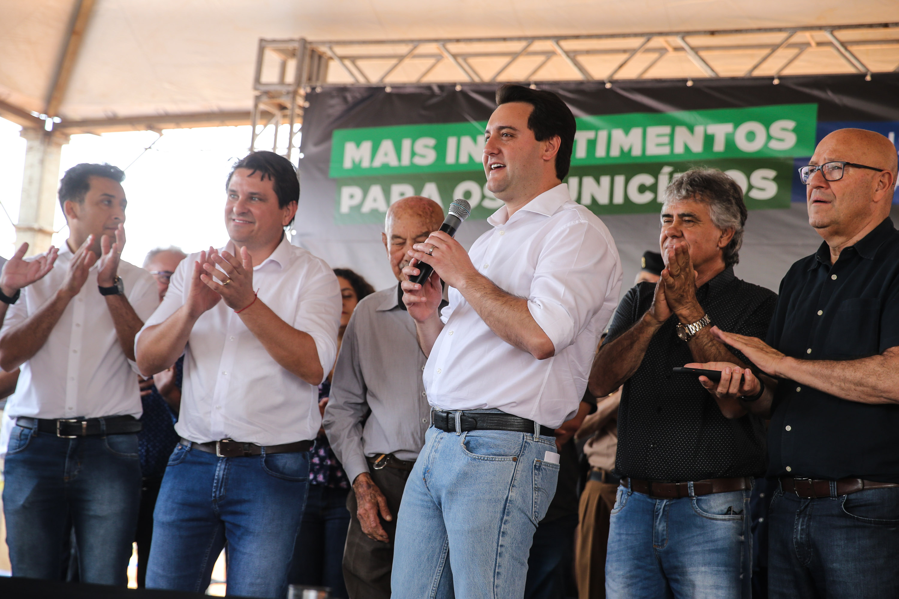 O governador Carlos Massa Ratinho Junior inaugura nesta quinta-feira (12), o Meu Campinho de Santa Cruz de Monte Castelo, no Noroeste do Paraná. Programa da Secretaria de Estado do Desenvolvimento Urbano e Obras Públicas, o Meu Campinho grama sintética, iluminação e segurança para a prática esportiva e de recreação de crianças e adolescentes, em horários em que não estão na escola. Santa Cruz do Monte Castelo, 12/09/2019 - Foto: Geraldo Bubniak/AEN