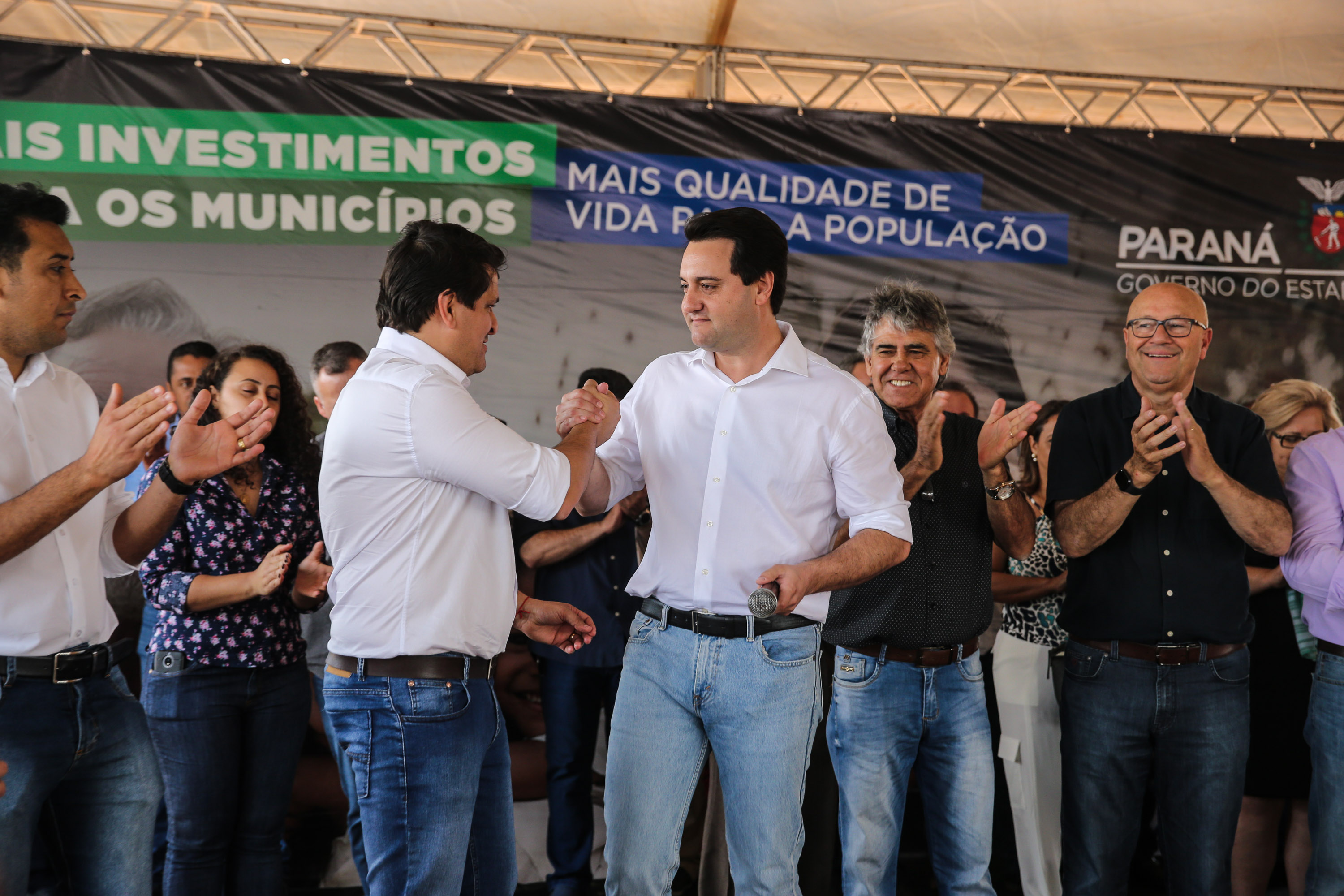 O governador Carlos Massa Ratinho Junior inaugura nesta quinta-feira (12), o Meu Campinho de Santa Cruz de Monte Castelo, no Noroeste do Paraná. Programa da Secretaria de Estado do Desenvolvimento Urbano e Obras Públicas, o Meu Campinho grama sintética, iluminação e segurança para a prática esportiva e de recreação de crianças e adolescentes, em horários em que não estão na escola. Santa Cruz do Monte Castelo, 12/09/2019 - Foto: Geraldo Bubniak/AEN