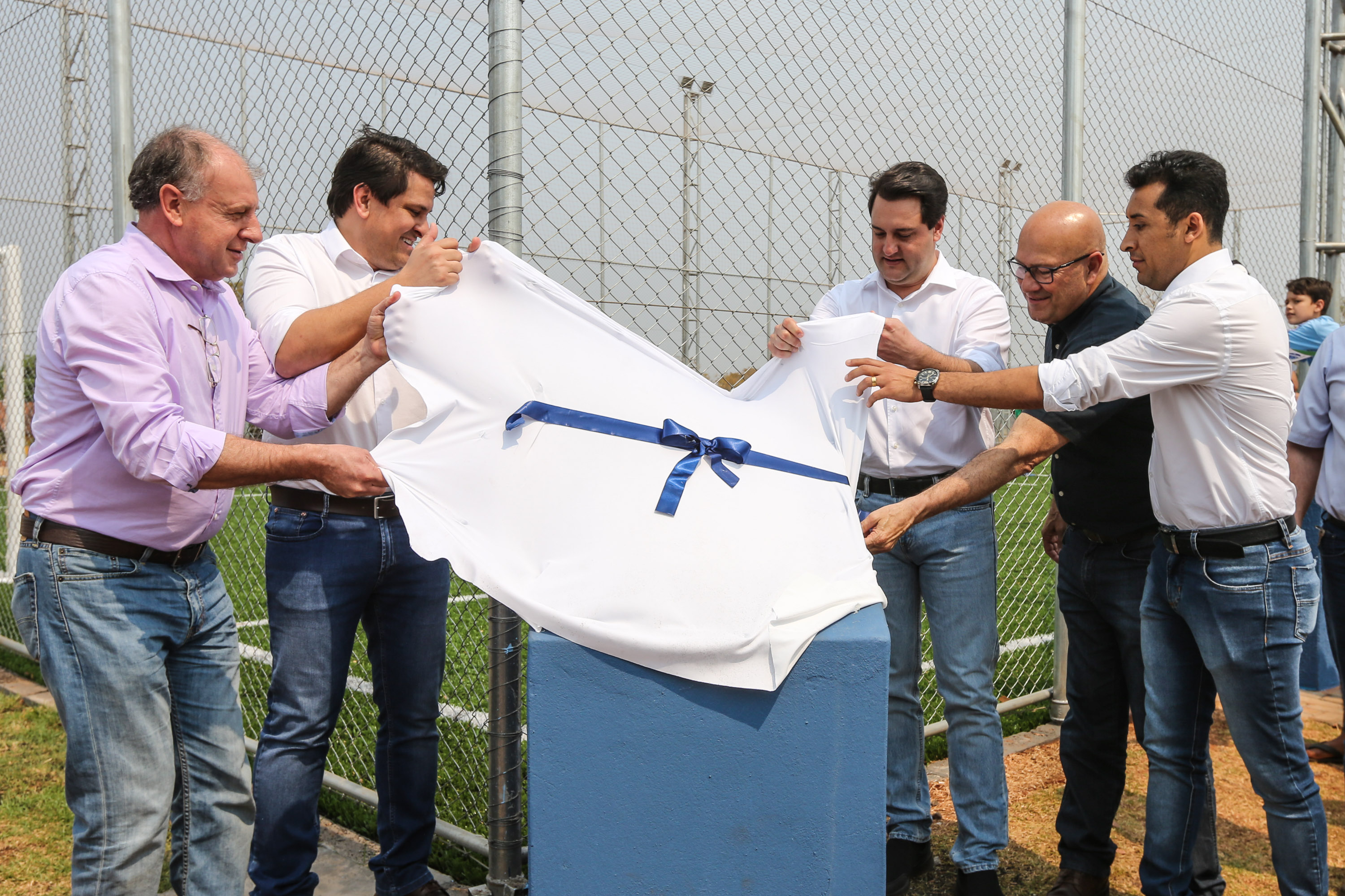 O governador Carlos Massa Ratinho Junior inaugura nesta quinta-feira (12), o Meu Campinho de Santa Cruz de Monte Castelo, no Noroeste do Paraná. Programa da Secretaria de Estado do Desenvolvimento Urbano e Obras Públicas, o Meu Campinho grama sintética, iluminação e segurança para a prática esportiva e de recreação de crianças e adolescentes, em horários em que não estão na escola. Santa Cruz do Monte Castelo, 12/09/2019 - Foto: Geraldo Bubniak/AEN