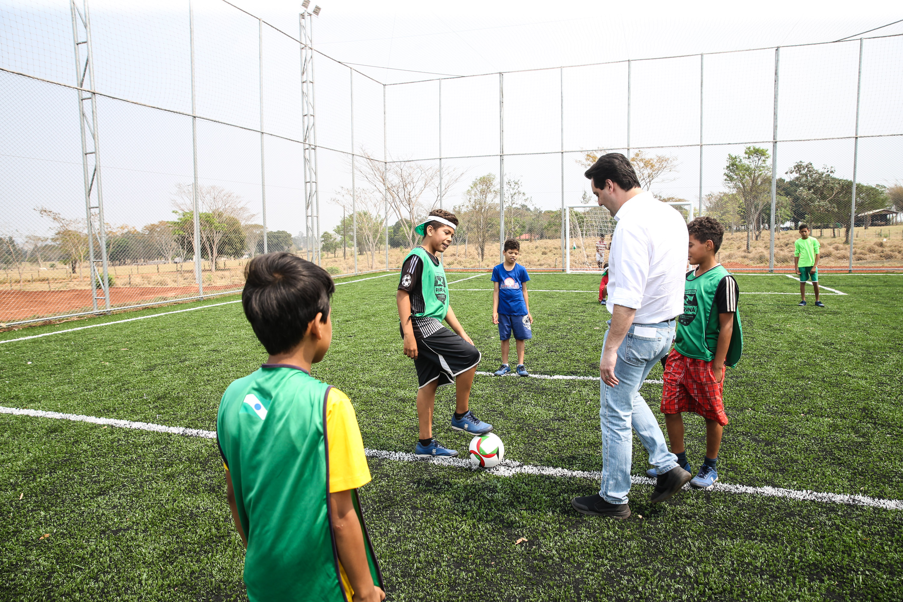 O governador Carlos Massa Ratinho Junior inaugura nesta quinta-feira (12), o Meu Campinho de Santa Cruz de Monte Castelo, no Noroeste do Paraná. Programa da Secretaria de Estado do Desenvolvimento Urbano e Obras Públicas, o Meu Campinho grama sintética, iluminação e segurança para a prática esportiva e de recreação de crianças e adolescentes, em horários em que não estão na escola. Santa Cruz do Monte Castelo, 12/09/2019 - Foto: Geraldo Bubniak/AEN