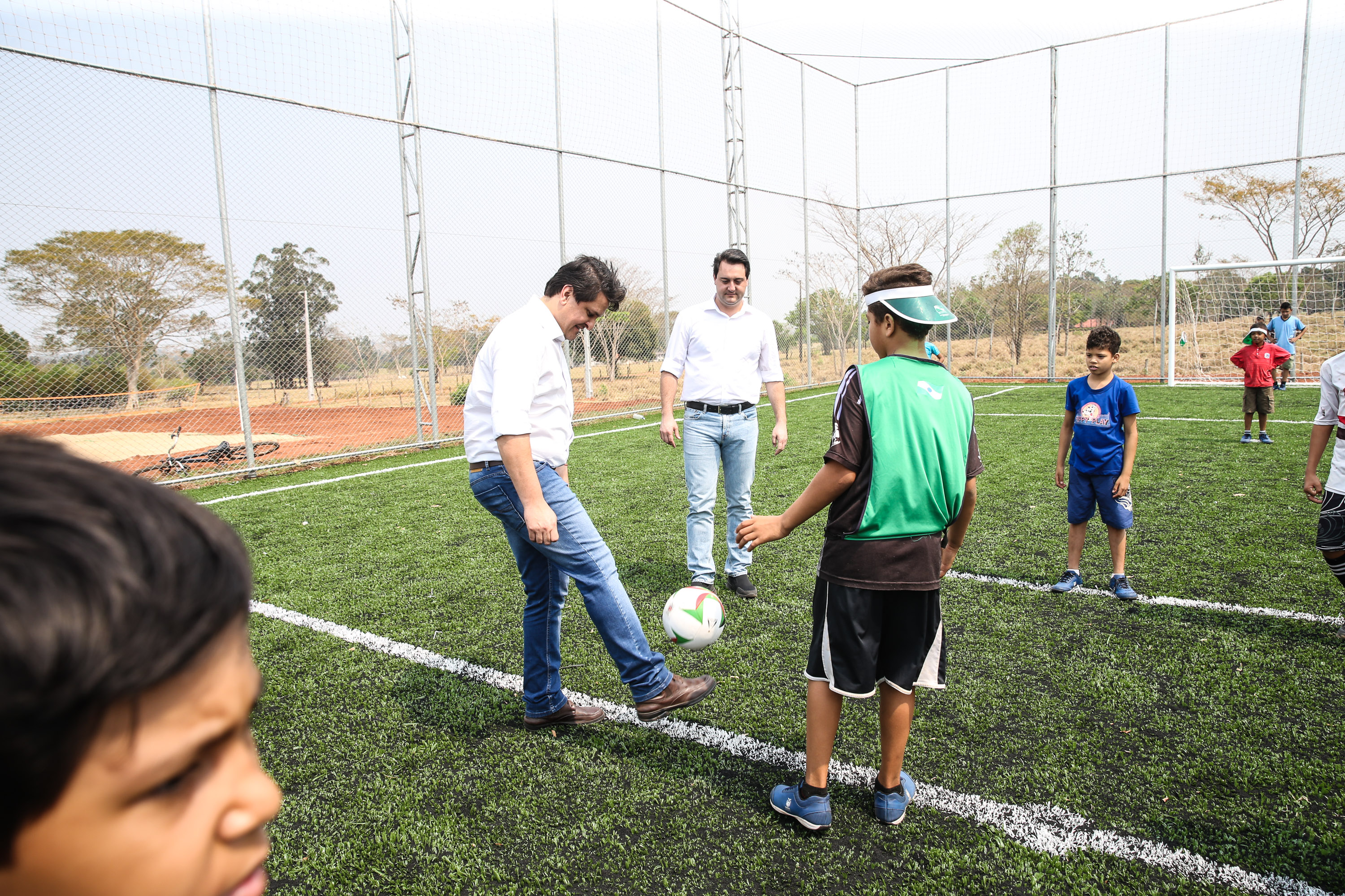 O governador Carlos Massa Ratinho Junior inaugura nesta quinta-feira (12), o Meu Campinho de Santa Cruz de Monte Castelo, no Noroeste do Paraná. Programa da Secretaria de Estado do Desenvolvimento Urbano e Obras Públicas, o Meu Campinho grama sintética, iluminação e segurança para a prática esportiva e de recreação de crianças e adolescentes, em horários em que não estão na escola. Santa Cruz do Monte Castelo, 12/09/2019 - Foto: Geraldo Bubniak/AEN