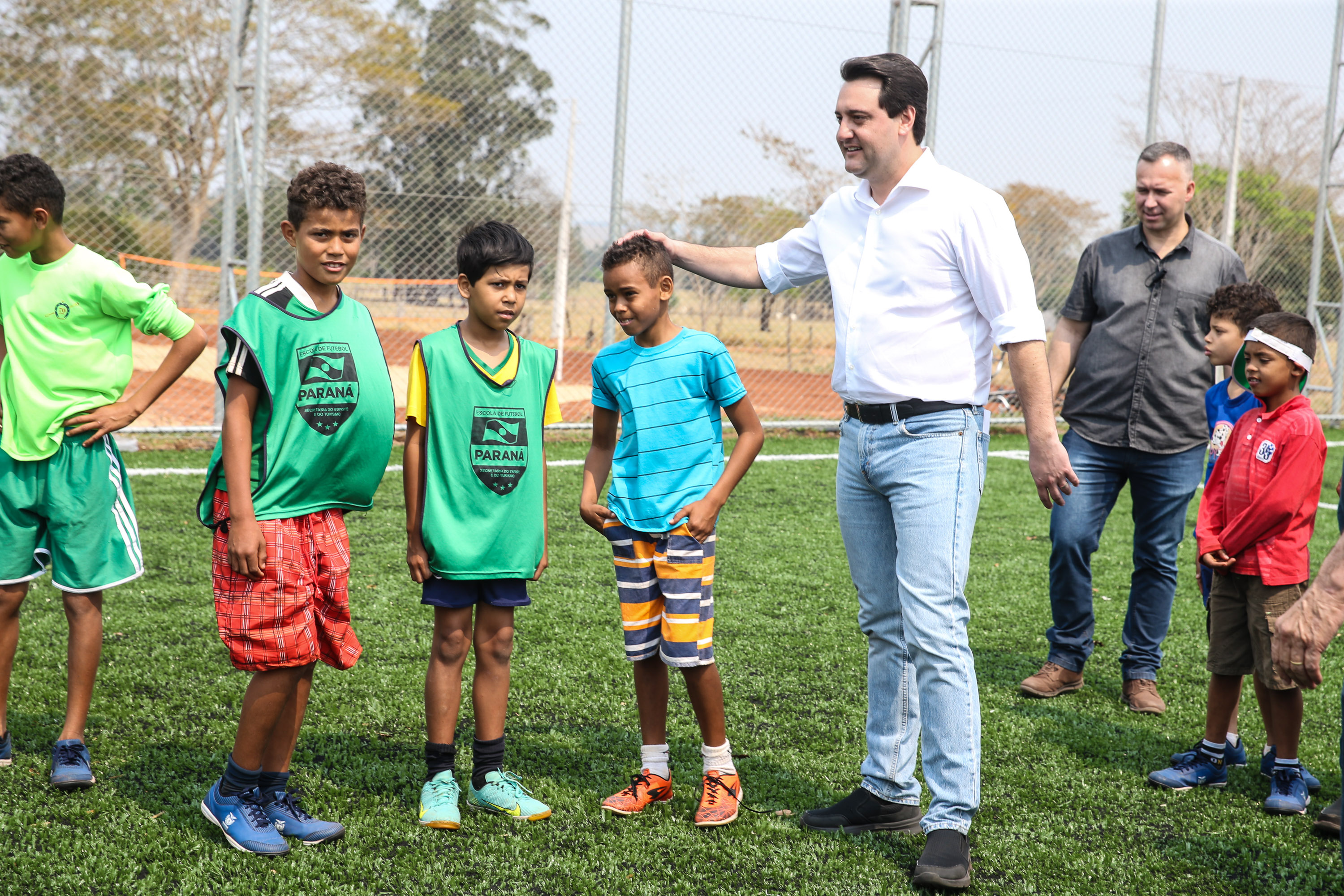 O governador Carlos Massa Ratinho Junior inaugura nesta quinta-feira (12), o Meu Campinho de Santa Cruz de Monte Castelo, no Noroeste do Paraná. Programa da Secretaria de Estado do Desenvolvimento Urbano e Obras Públicas, o Meu Campinho grama sintética, iluminação e segurança para a prática esportiva e de recreação de crianças e adolescentes, em horários em que não estão na escola. Santa Cruz do Monte Castelo, 12/09/2019 - Foto: Geraldo Bubniak/AEN